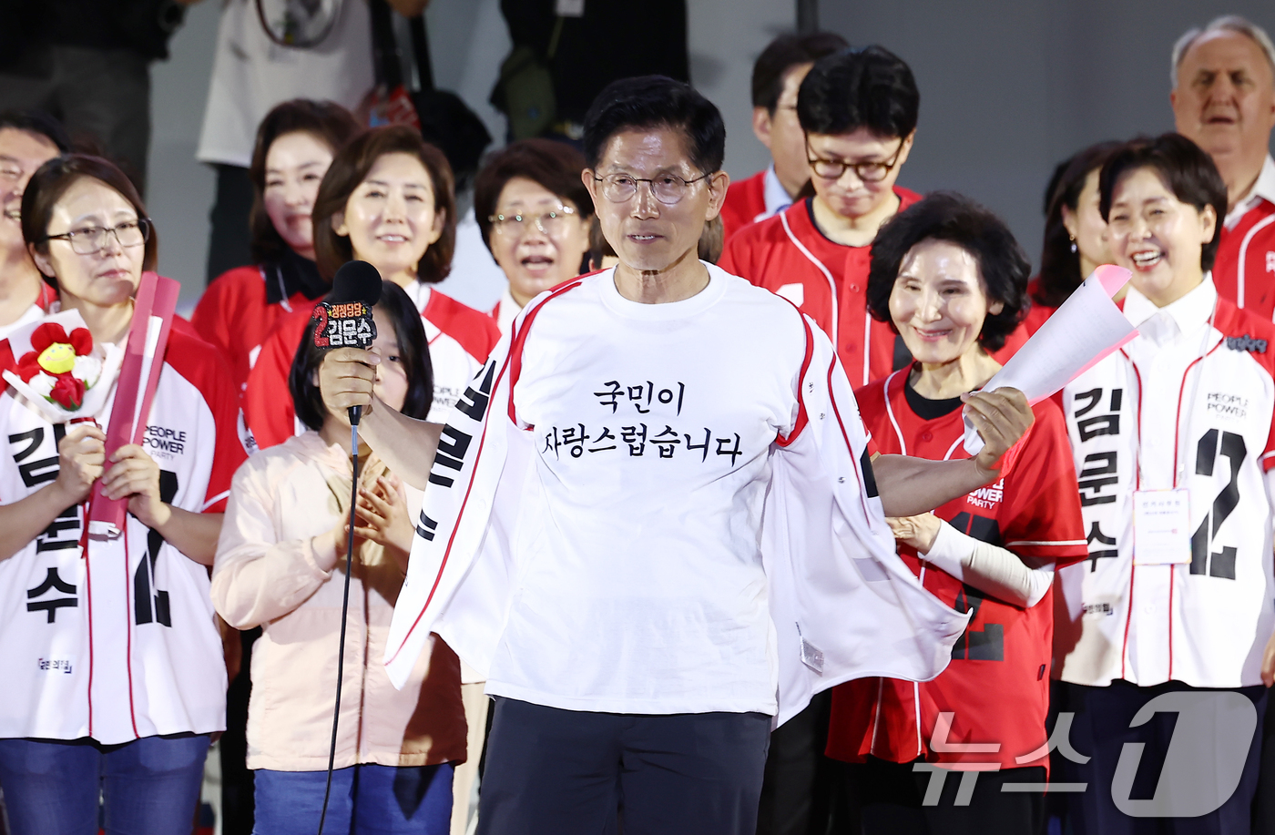 (서울=뉴스1) 김민지 기자 = 김문수 국민의힘 대통령 후보가 제21대 대통령 선거를 하루 앞둔 2일 오후 서울 중구 서울시청 앞 광장에서 열린 '울려라 함성, 들어라 승리의 메아 …