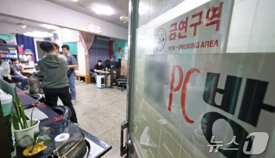 [단독] 불법 도박 유혹 도사리는 '성인PC방'…경찰 단속 동행해보니