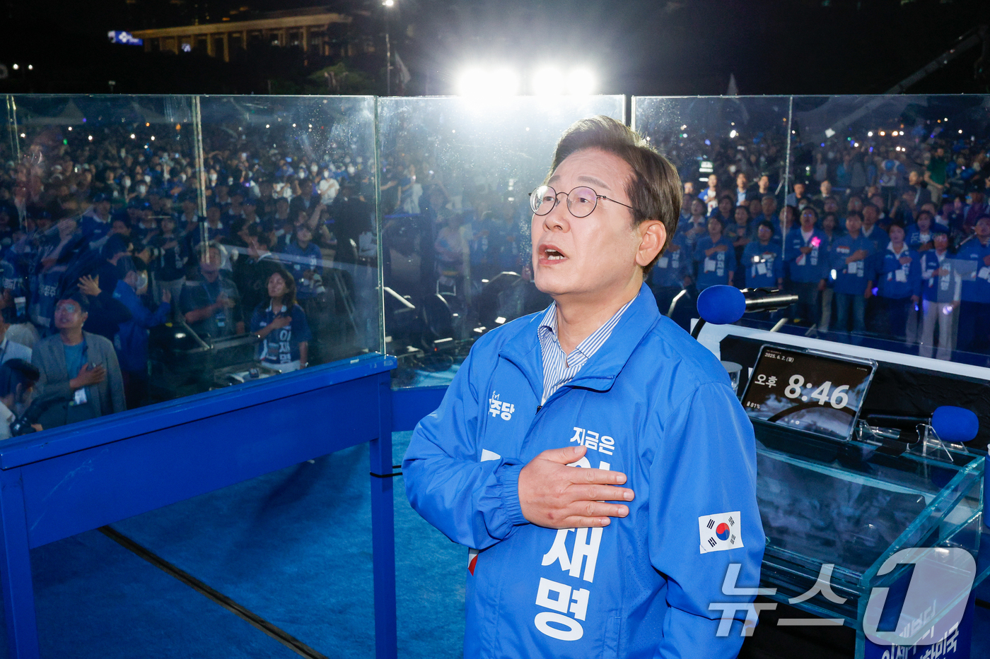 (서울=뉴스1) 안은나 기자 = 이재명 더불어민주당 대통령 후보가 제21대 대통령선거를 하루 앞둔 2일 오후 서울 영등포구 여의도공원에서 열린 마지막 유세에서 애국가를 부르며 국기 …