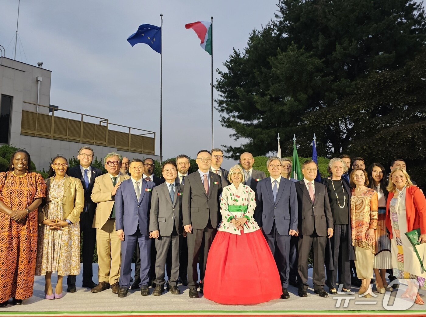 본문 이미지 - 육동한 춘천시장, 이탈리아공화국 선포일 기념행사 참석.(춘천시 제공, 재판매 및 DB금지)