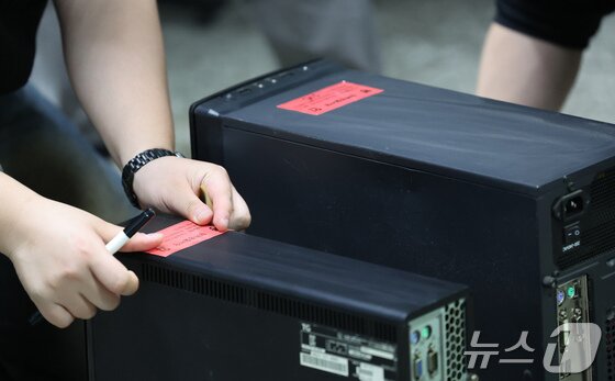 본문 이미지 - 서울 강북경찰서 범죄예방질서계 소속 경찰관들이 지난 5월 무허가 사행성 불법 게임장 단속을 하고 있다. 2025.6.3 ⓒ 뉴스1 장수영 기자 