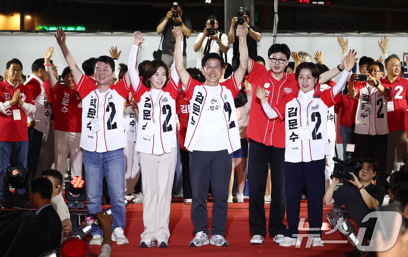 본문 이미지 - 김문수 국민의힘 대통령 후보가 제21대 대통령 선거를 하루 앞둔 2일 오후 서울 중구 서울시청 앞 광장에서 열린 &#39;울려라 함성, 들어라 승리의 메아리&#39; 피날레 유세에서 나경원·안철수·양향자 공동선대위원장과 한동훈 전 대표와 원팀 퍼포먼스를 하고 있다. 2025.6.2/뉴스1 ⓒ News1 김민지 기자