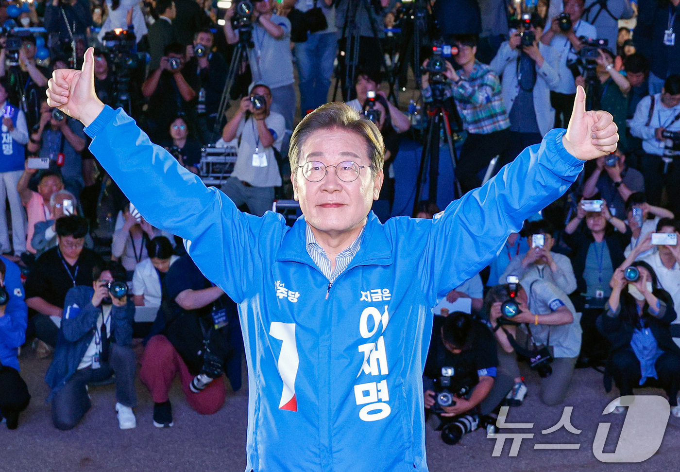 (서울=뉴스1) 안은나 기자 = 이재명 더불어민주당 대통령 후보가 제21대 대통령선거를 하루 앞둔 2일 오후 서울 영등포구 여의도공원에서 열린 마지막 유세에서 엄지 손가락을 치켜들 …