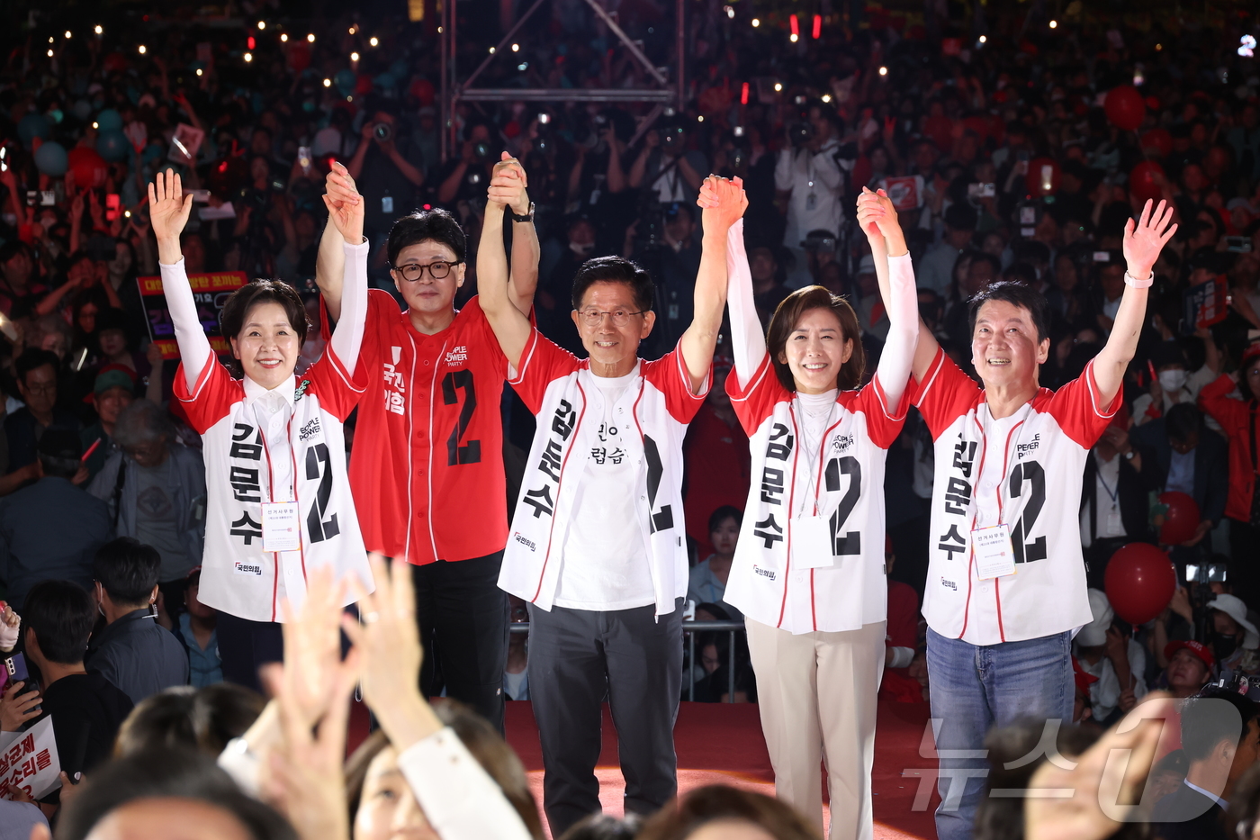 (서울=뉴스1) 이광호 기자 = 김문수 국민의힘 대통령 후보가 제21대 대통령 선거를 하루 앞둔 2일 오후 서울 중구 서울시청 앞 광장에서 열린 '울려라 함성, 들어라 승리의 메아 …