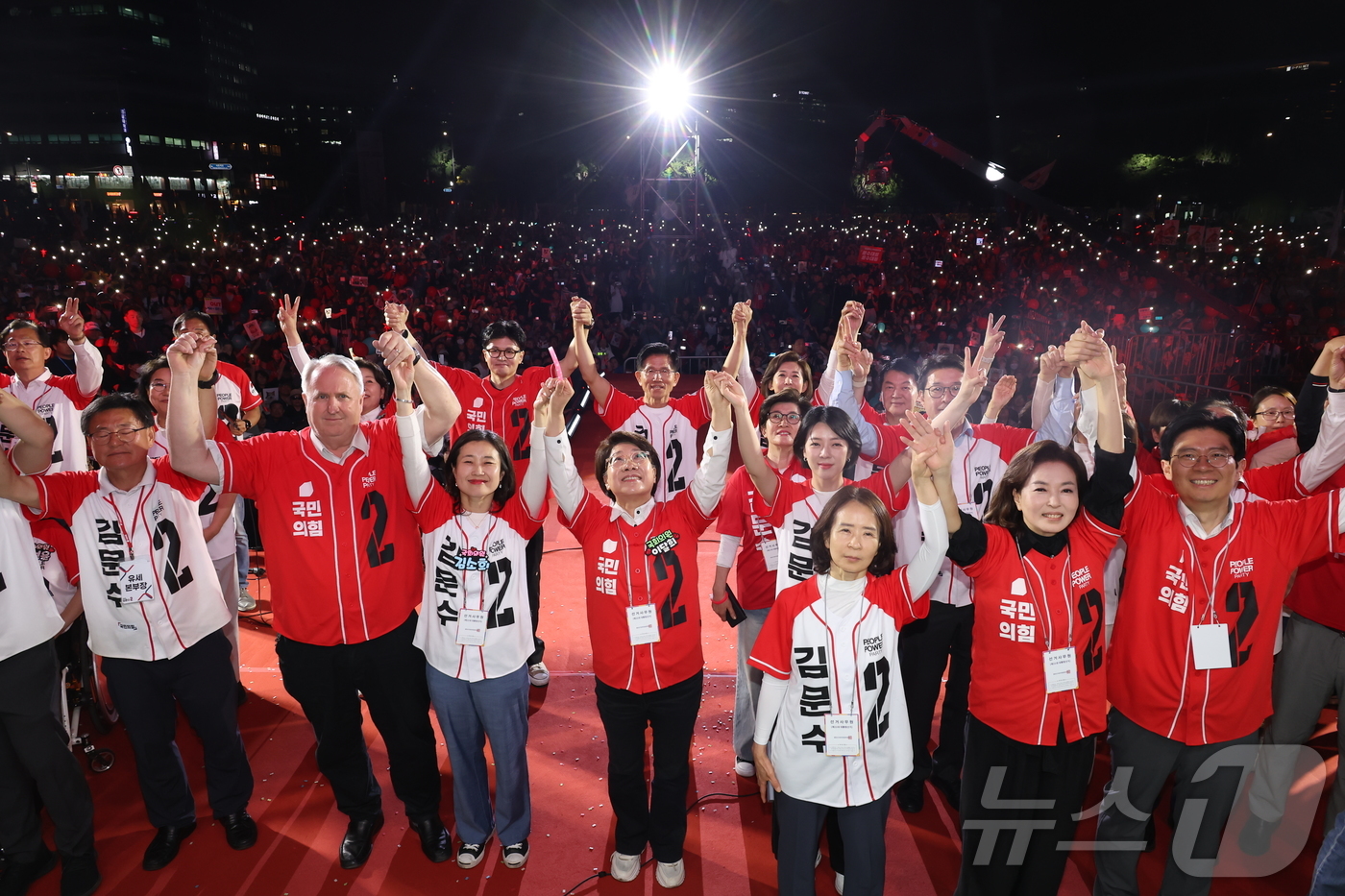 (서울=뉴스1) 이광호 기자 = 김문수 국민의힘 대통령 후보가 제21대 대통령 선거를 하루 앞둔 2일 오후 서울 중구 서울시청 앞 광장에서 열린 '울려라 함성, 들어라 승리의 메아 …
