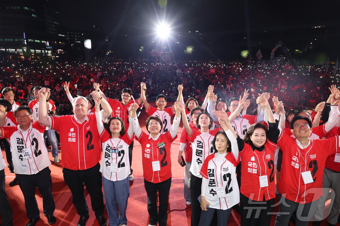 (서울=뉴스1) 이광호 기자 = 김문수 국민의힘 대통령 후보가 제21대 대통령 선거를 하루 앞둔 2일 오후 서울 중구 서울시청 앞 광장에서 열린 '울려라 함성, 들어라 승리의 메아 …