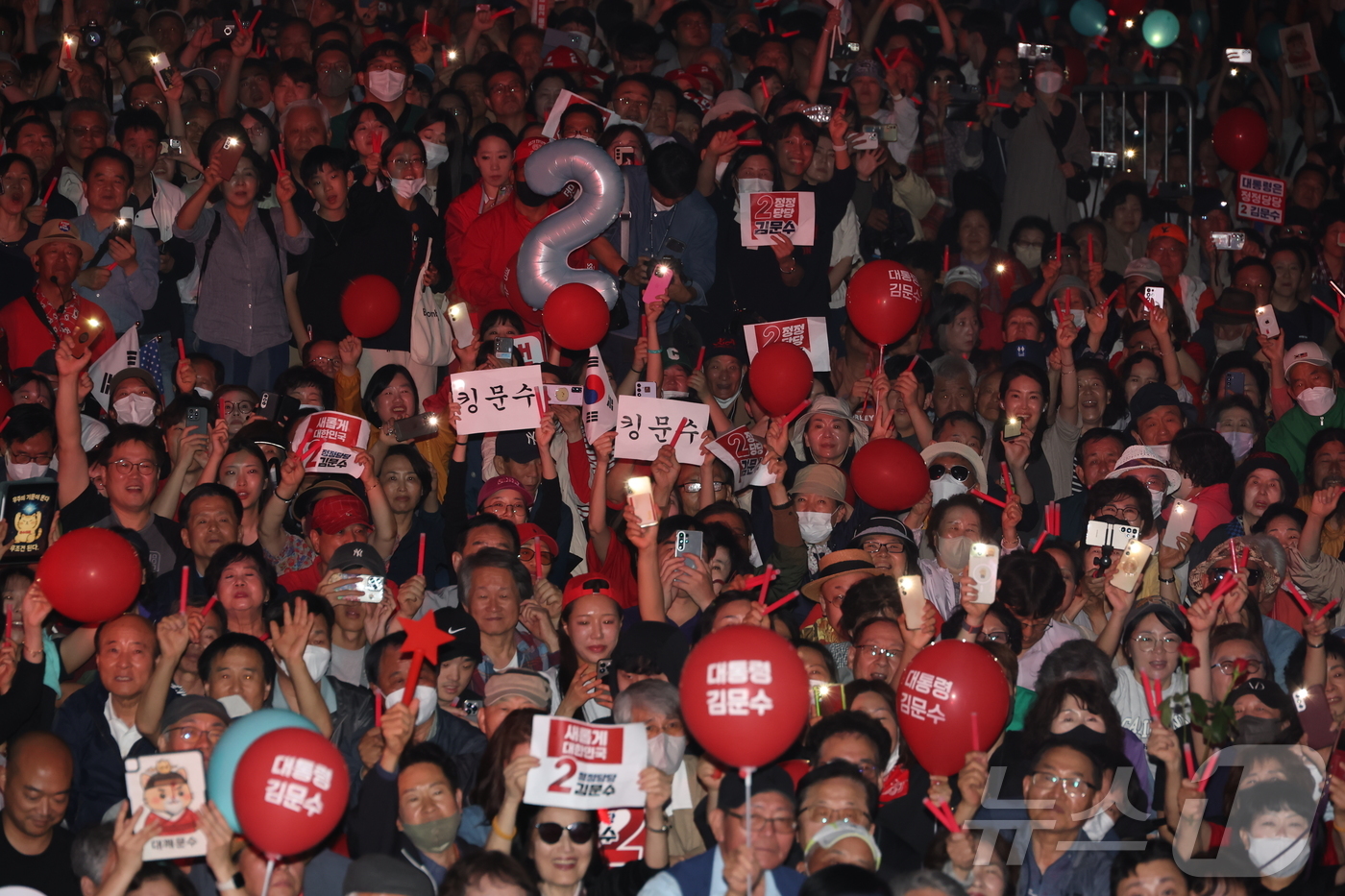 (서울=뉴스1) 이광호 기자 = 제21대 대통령선거를 하루 앞둔 2일 오후 서울 중구 서울시청광장에서 열린 김문수 국민의힘 대통령 후보의 마지막 유세현장에 지지자들이 모여 있다. …