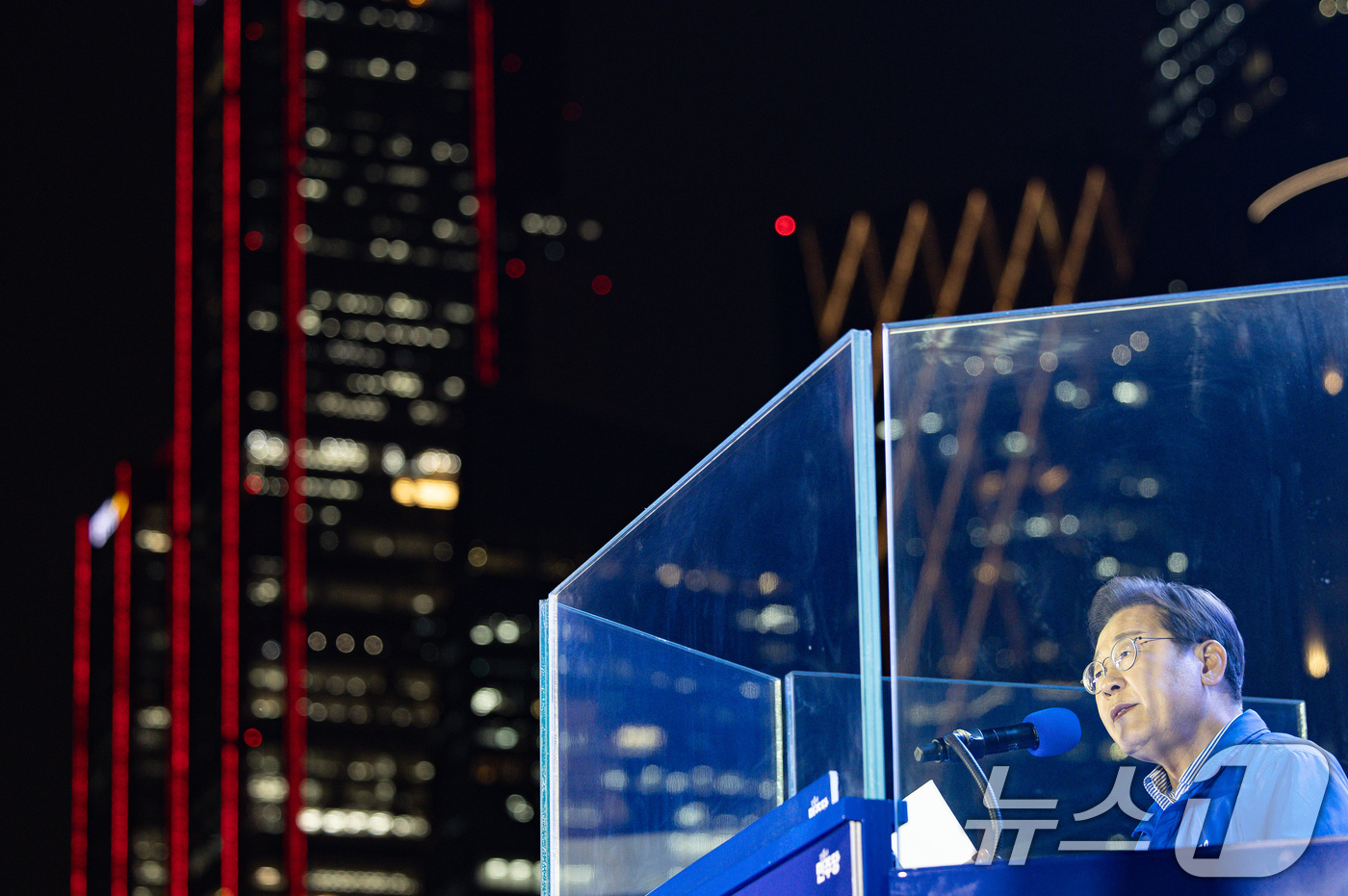 (서울=뉴스1) 이재명 기자 = 이재명 더불어민주당 대통령 후보가 제21대 대통령선거를 하루 앞둔 2일 오후 서울 영등포구 여의도공원에서 열린 마지막 유세에서 시민들에게 지지를 호 …