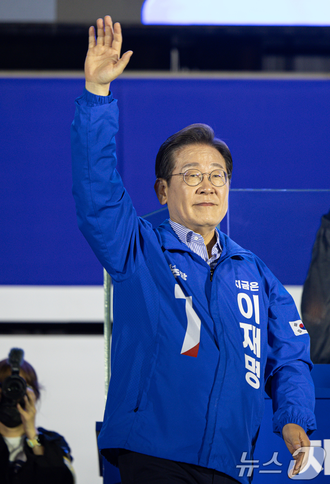 (서울=뉴스1) 이재명 기자 = 이재명 더불어민주당 대통령 후보가 제21대 대통령선거를 하루 앞둔 2일 오후 서울 영등포구 여의도공원에서 열린 마지막 유세를 마친 후 인사하고 있다 …