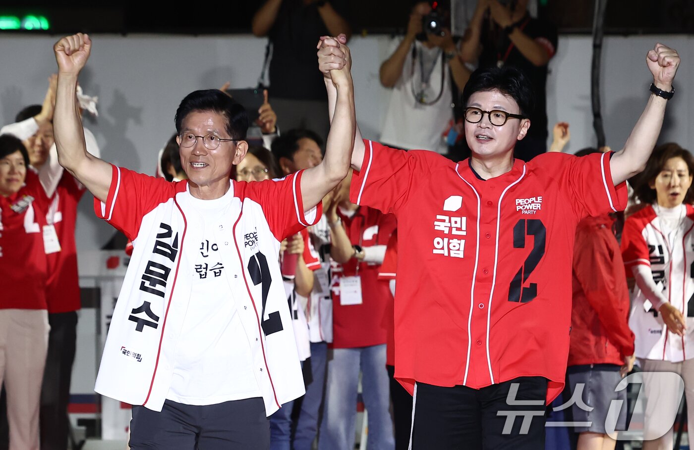 본문 이미지 - 김문수 국민의힘 대통령 후보가 제21대 대통령 선거를 하루 앞둔 2일 오후 서울 중구 서울시청 앞 광장에서 열린 '울려라 함성, 들어라 승리의 메아리' 피날레 유세에서 한동훈 전 대표와 손을 맞잡고 있다. 2025.6.2/뉴스1 ⓒ News1 김민지 기자