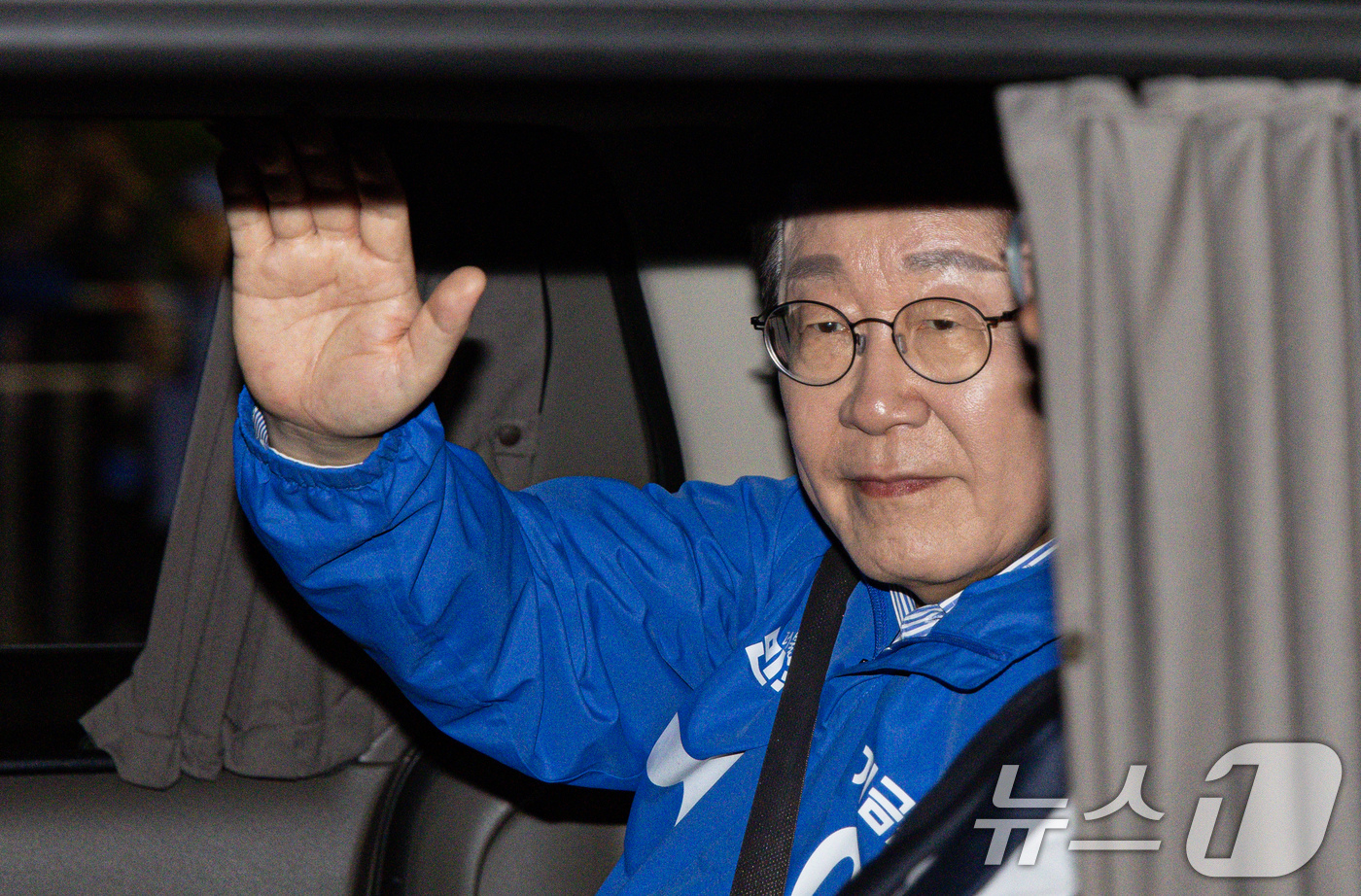 (서울=뉴스1) 이재명 기자 = 이재명 더불어민주당 대통령 후보가 제21대 대통령선거를 하루 앞둔 2일 오후 서울 영등포구 여의도공원에서 열린 마지막 유세를 마치고 시민들에게 인사 …