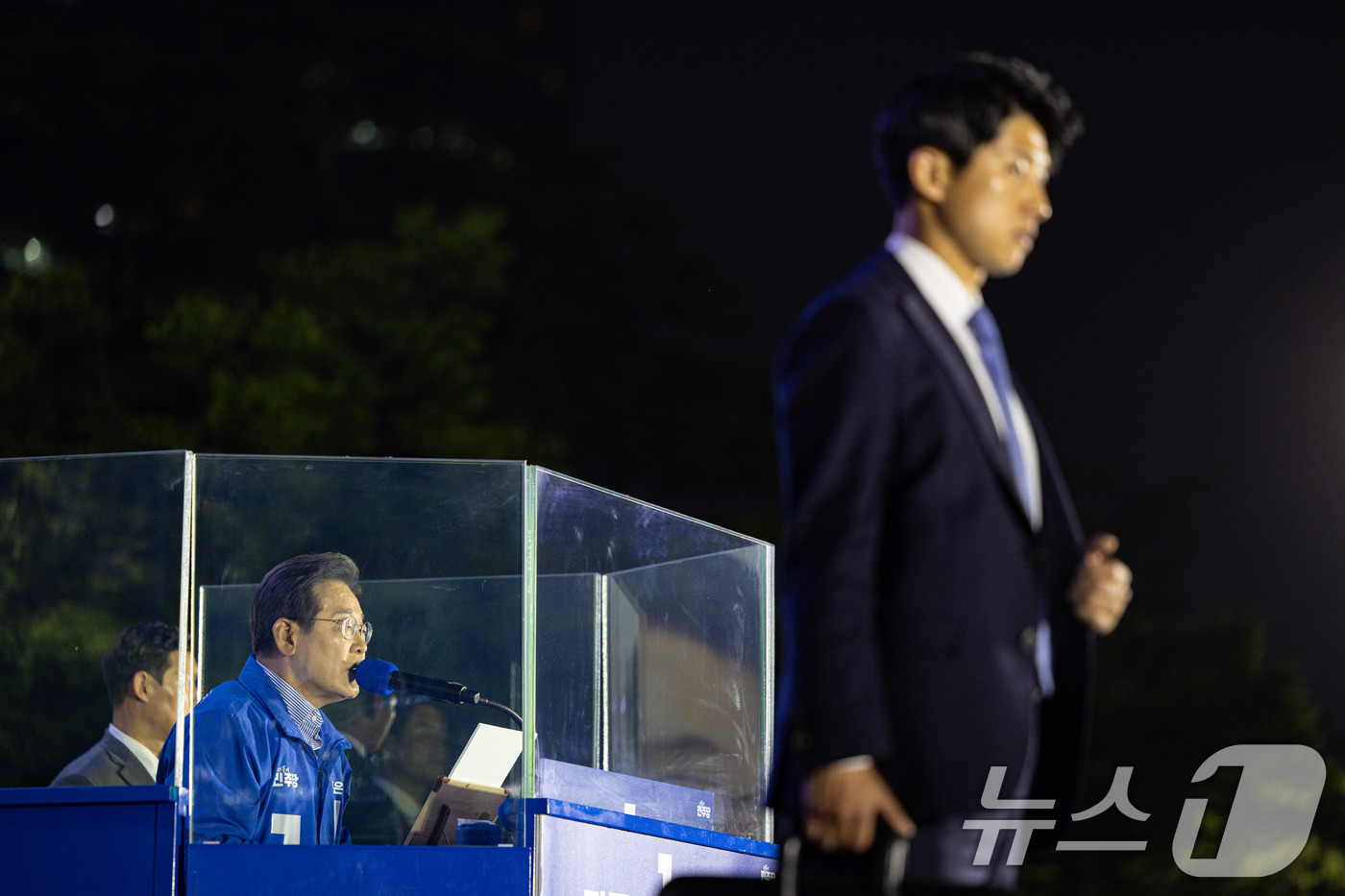 (서울=뉴스1) 이재명 기자 = 이재명 더불어민주당 대통령 후보가 제21대 대통령선거를 하루 앞둔 2일 오후 서울 영등포구 여의도공원에서 열린 마지막 유세에서 시민들에게 지지를 호 …