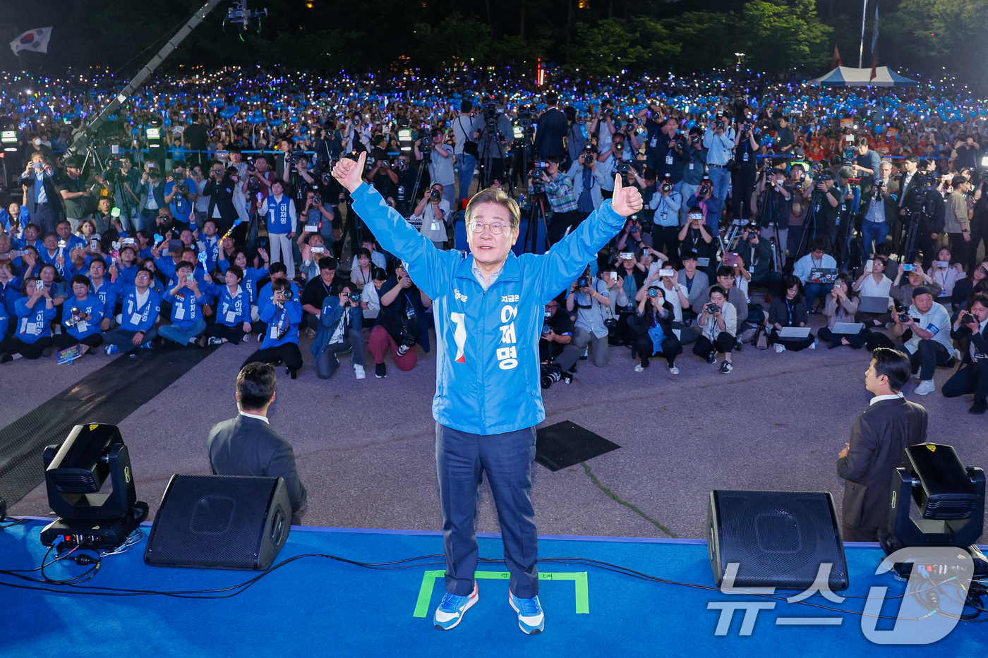 (서울=뉴스1) 안은나 기자 = 이재명 더불어민주당 대통령 후보가 제21대 대통령선거를 하루 앞둔 2일 오후 서울 영등포구 여의도공원에서 열린 마지막 유세에서 엄지 손가락을 치켜들 …