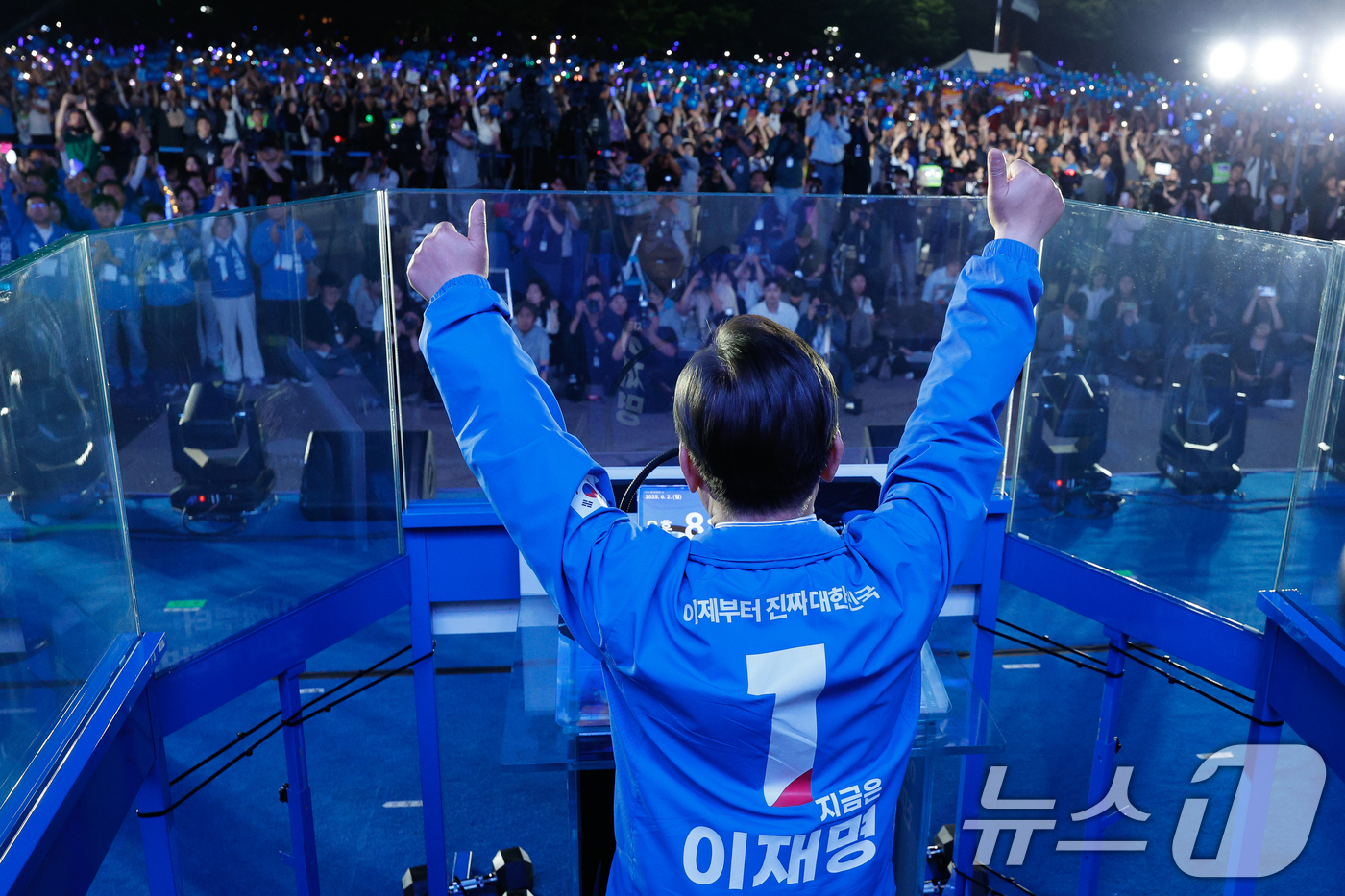 (서울=뉴스1) 안은나 기자 = 이재명 더불어민주당 대통령 후보가 제21대 대통령선거를 하루 앞둔 2일 오후 서울 영등포구 여의도공원에서 열린 마지막 유세에서 엄지 손가락을 치켜들 …