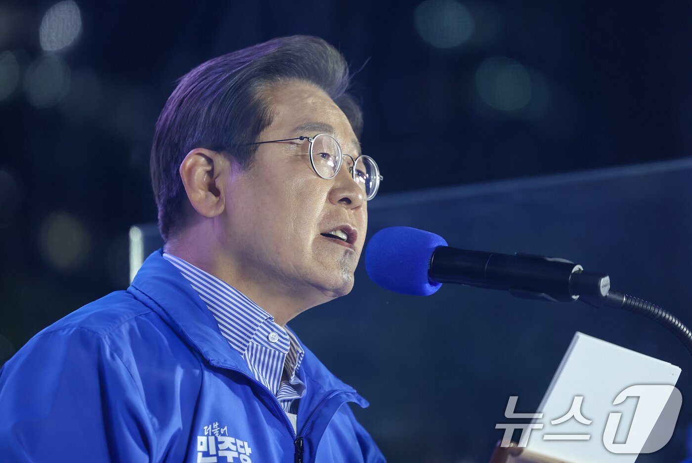 본문 이미지 - 이재명 더불어민주당 대통령 후보가 제21대 대통령선거를 하루 앞둔 2일 오후 서울 영등포구 여의도공원에서 열린 마지막 유세에서 지지를 호소하고 있다. 2025.6.2/뉴스1 ⓒ News1 안은나 기자