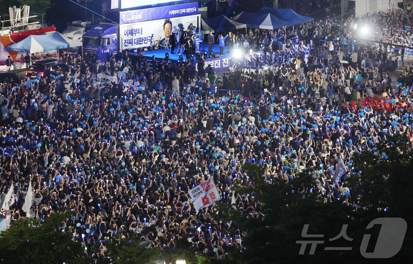 (서울=뉴스1) 안은나 기자 = 제21대 대통령선거를 하루 앞둔 2일 오후 서울 영등포구 여의도공원에서 열린 이재명 더불어민주당 대통령 후보의 마지막 유세 현장에서 지지자들이 환호 …