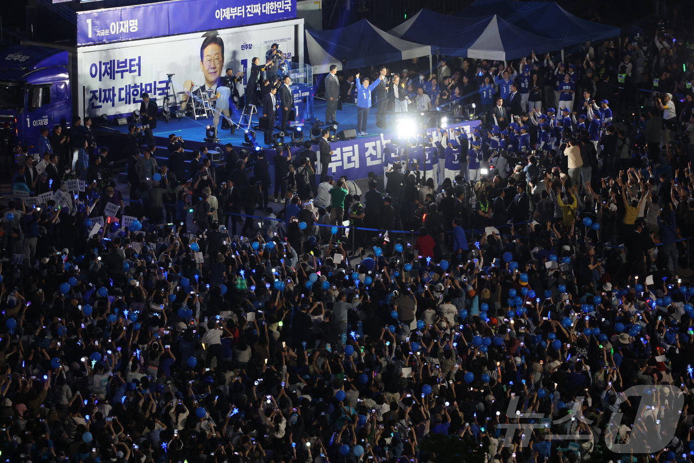 (서울=뉴스1) 안은나 기자 = 제21대 대통령선거를 하루 앞둔 2일 오후 서울 영등포구 여의도공원에서 열린 이재명 더불어민주당 대통령 후보의 마지막 유세 현장에서 지지자들이 환호 …