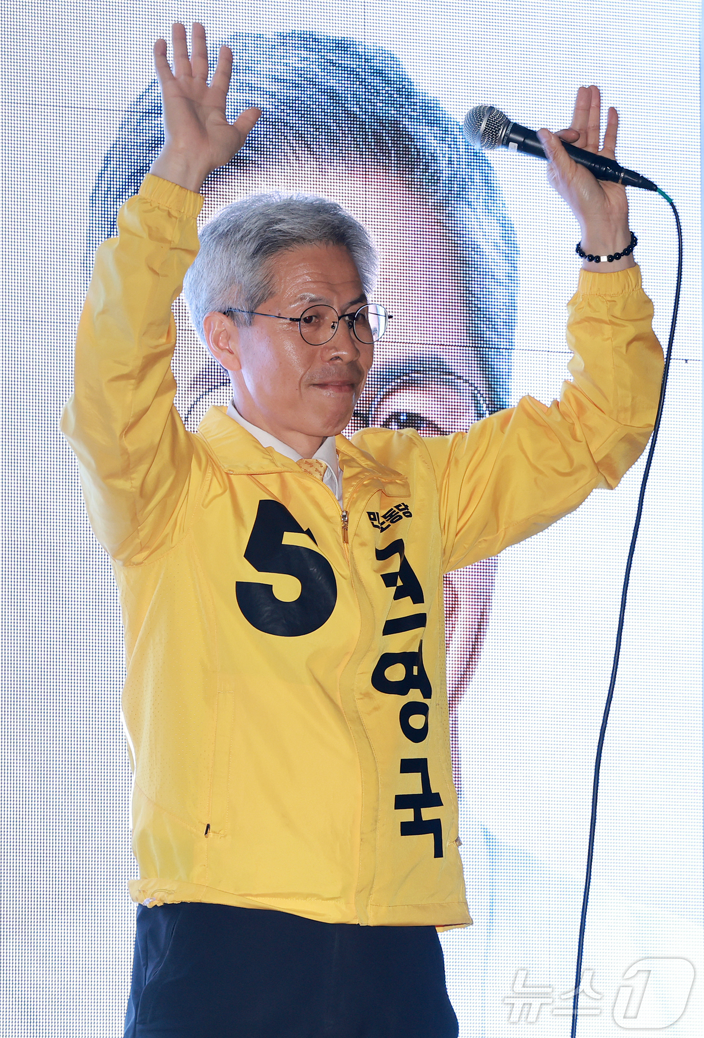 (서울=뉴스1) 김진환 기자 = 권영국 민주노동당 대통령 후보가 제21대 대통령선거를 하루 앞둔 2일 서울 종로구 보신각 앞에서 열린 마지막 유세에서 지지를 호소하고 있다. 202 …