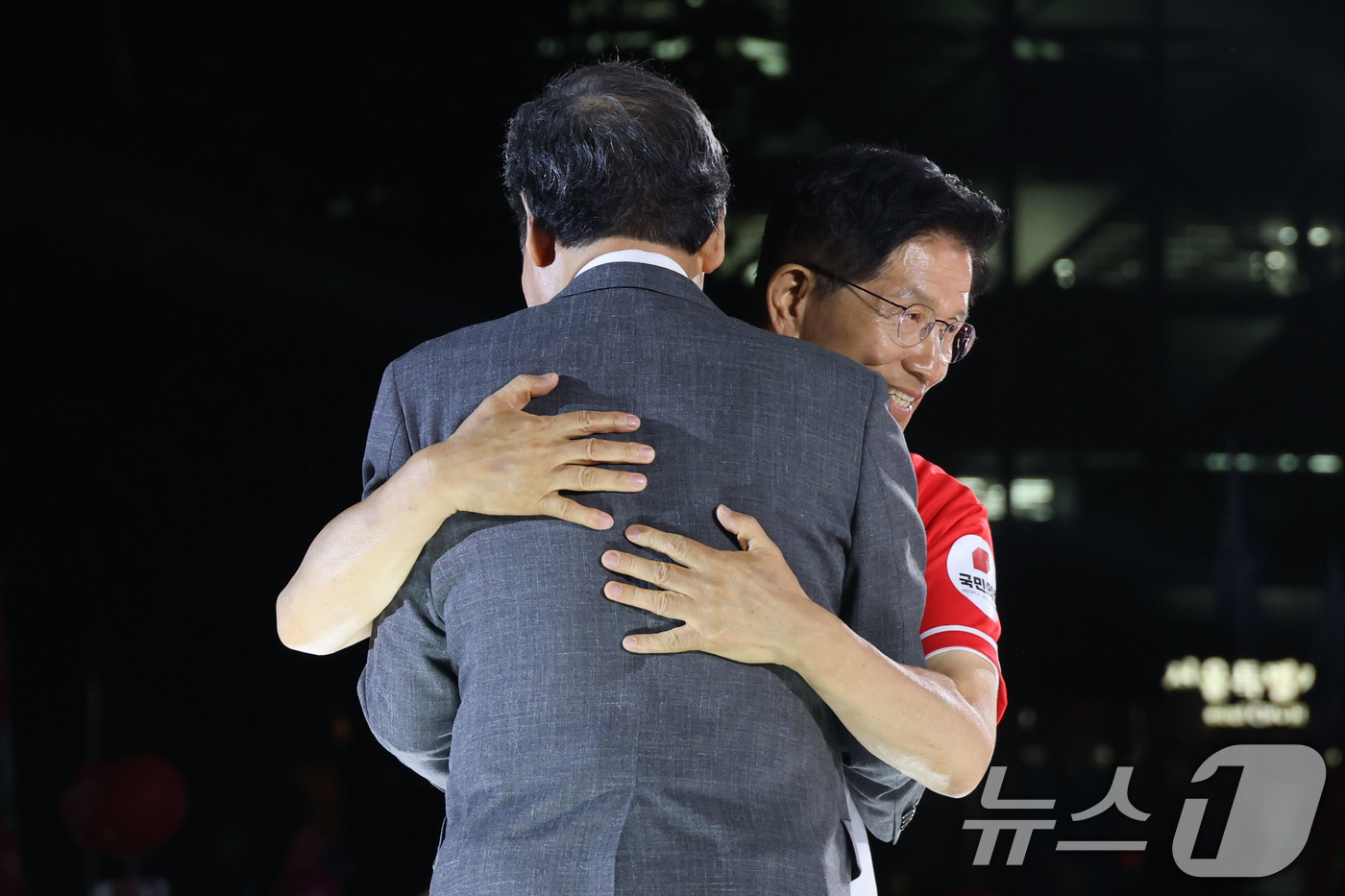 (서울=뉴스1) 이광호 기자 = 김문수 국민의힘 대통령 후보가 제21대 대통령 선거를 하루 앞둔 2일 오후 서울 중구 서울시청 앞 광장에서 열린 '울려라 함성, 들어라 승리의 메아 …