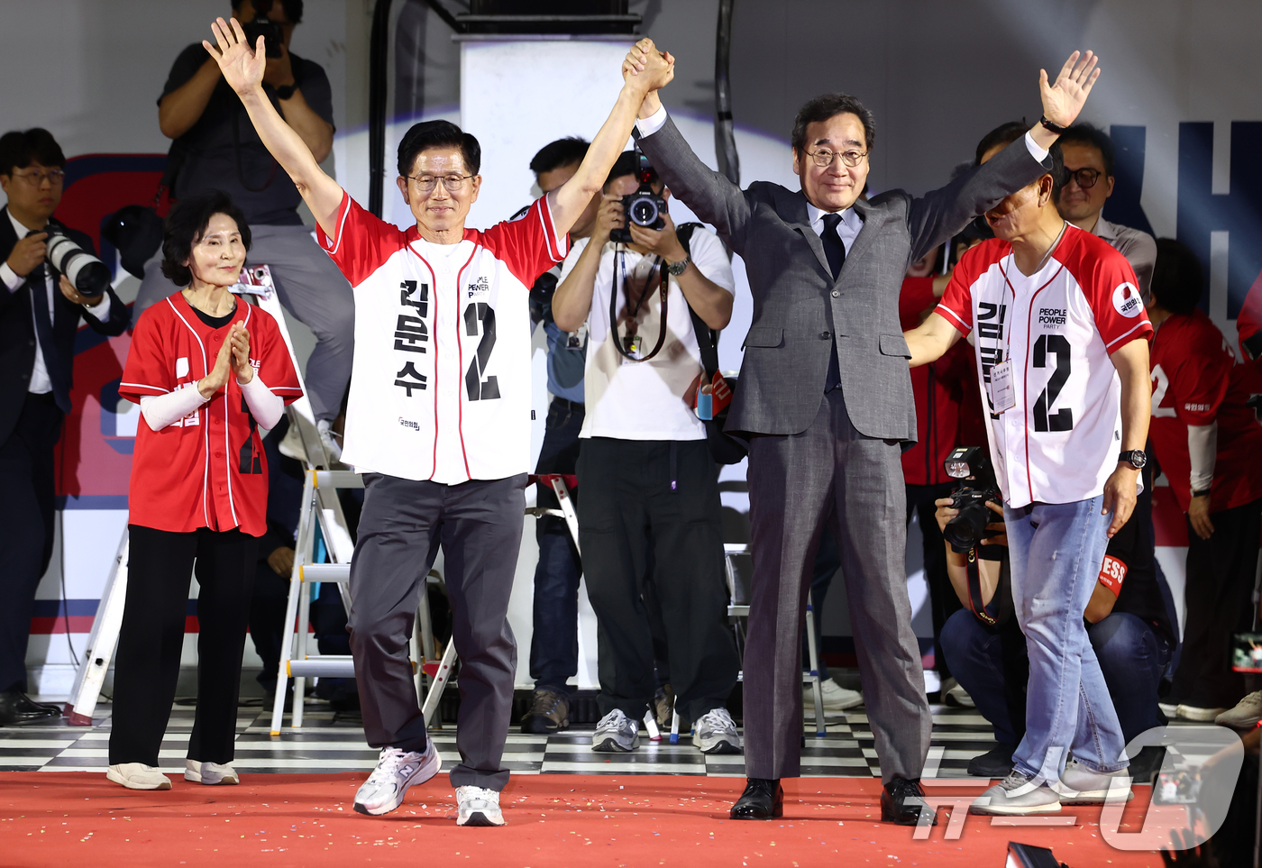 (서울=뉴스1) 김민지 기자 = 김문수 국민의힘 대통령 후보와 이낙연 전 국무총리가 제21대 대통령 선거를 하루 앞둔 2일 오후 서울 중구 서울시청 앞 광장에서 열린 '울려라 함성 …