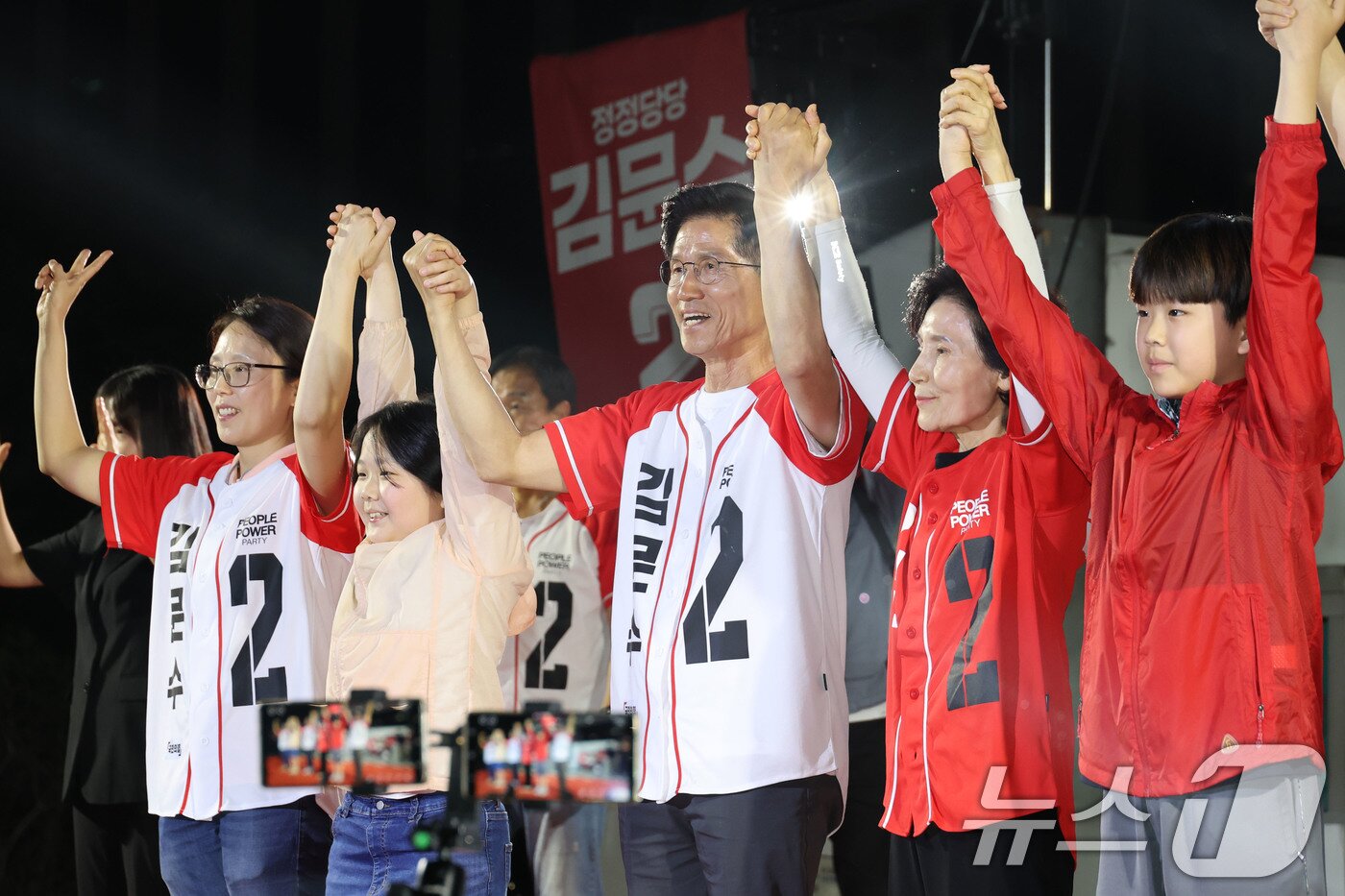 본문 이미지 - 김문수 국민의힘 대통령 후보가 제21대 대통령 선거를 하루 앞둔 2일 오후 서울 중구 서울시청 앞 광장에서 열린 &#39;울려라 함성, 들어라 승리의 메아리&#39; 피날레 유세에서 가족들과 함께 손을 들어 인사하고 있다. 2025.6.2/뉴스1 ⓒ News1 이광호 기자