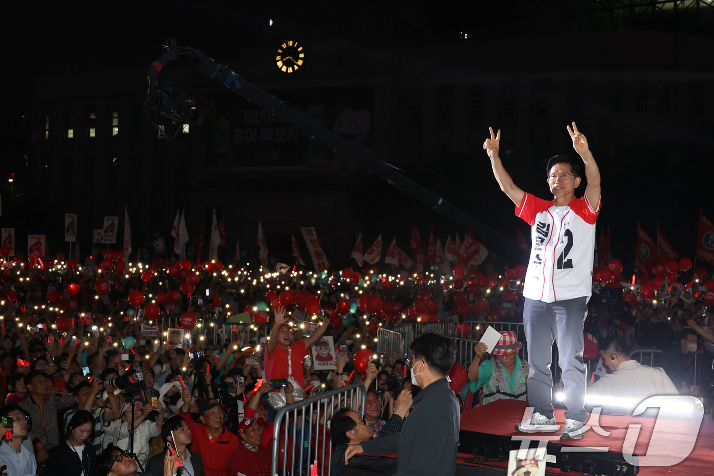 (서울=뉴스1) 이광호 기자 = 김문수 국민의힘 대통령 후보가 제21대 대통령 선거를 하루 앞둔 2일 오후 서울 중구 서울시청 앞 광장에서 열린 '울려라 함성, 들어라 승리의 메아 …