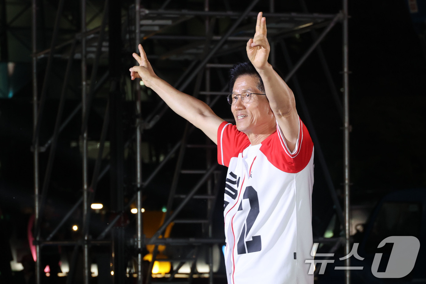 (서울=뉴스1) 이광호 기자 = 김문수 국민의힘 대통령 후보가 제21대 대통령 선거를 하루 앞둔 2일 오후 서울 중구 서울시청 앞 광장에서 열린 '울려라 함성, 들어라 승리의 메아 …