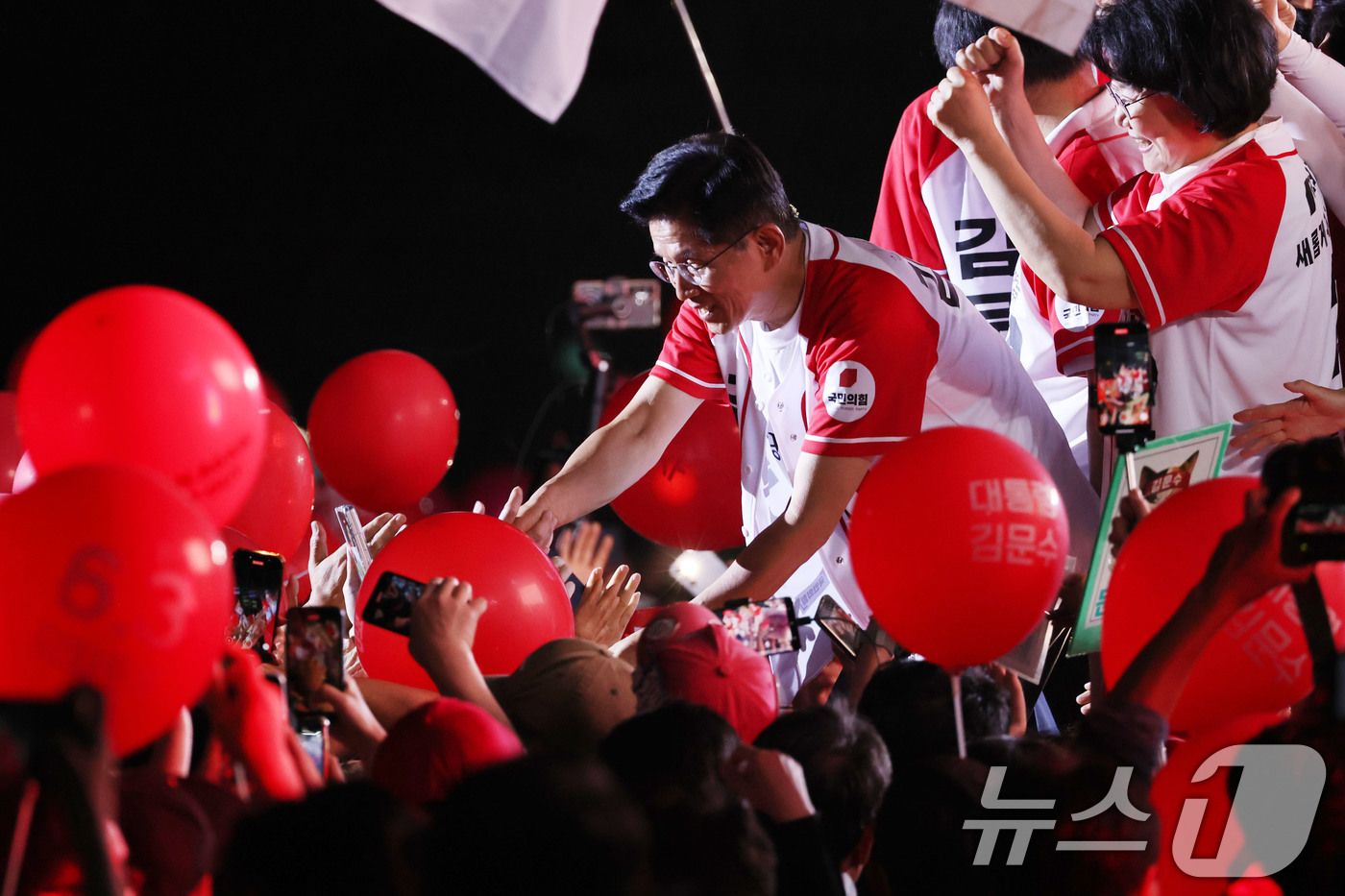 (서울=뉴스1) 이광호 기자 = 김문수 국민의힘 대통령 후보가 제21대 대통령 선거를 하루 앞둔 2일 오후 서울 중구 서울시청 앞 광장에서 열린 '울려라 함성, 들어라 승리의 메아 …