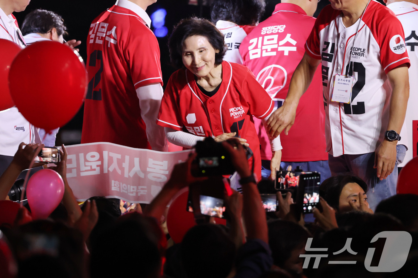 (서울=뉴스1) 이광호 기자 = 제21대 대통령 선거를 하루 앞둔 2일 오후 서울 중구 서울시청 앞 광장에서 열린 김문수 국민의힘 대통령 호보의 '울려라 함성, 들어라 승리의 메아 …