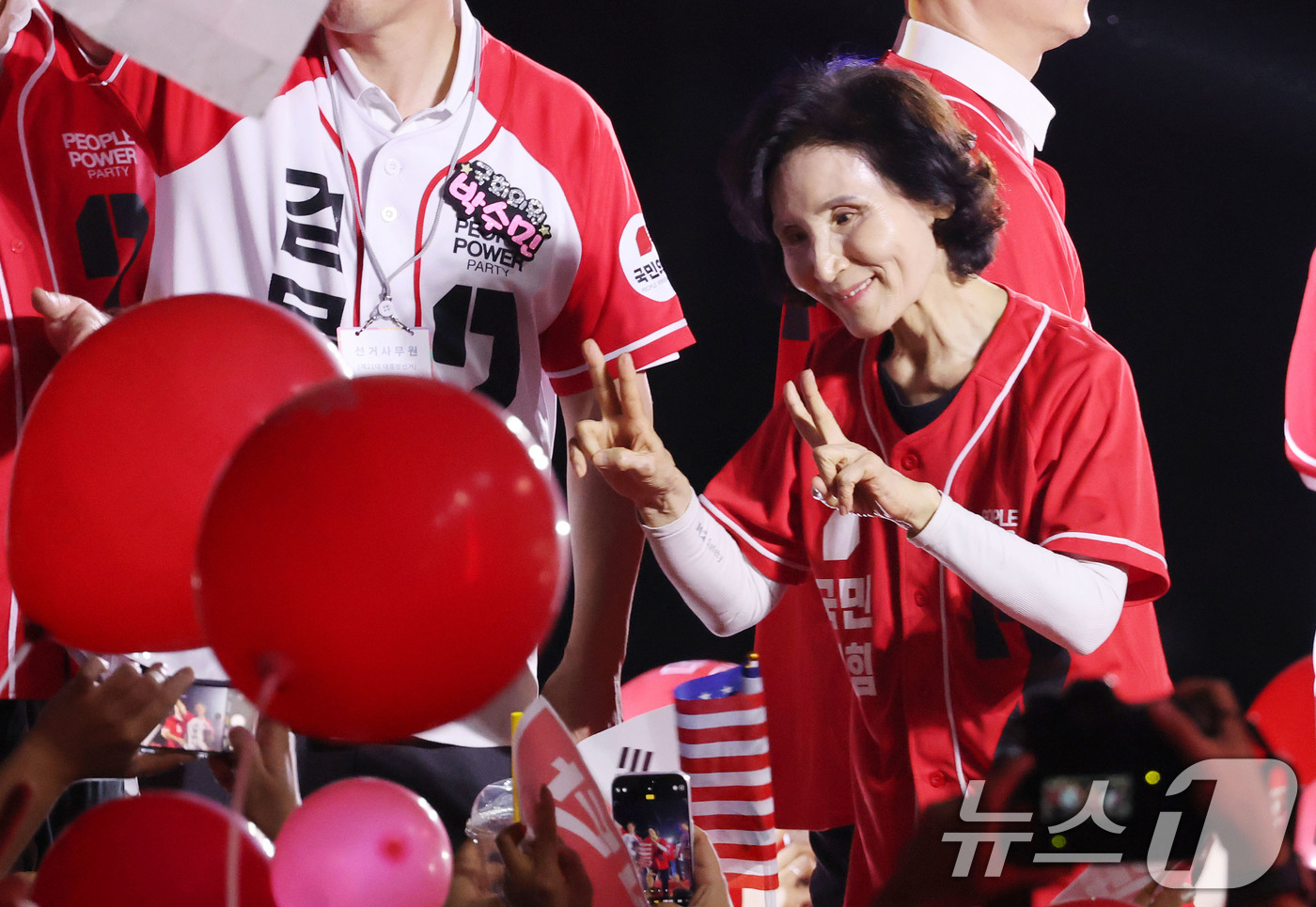 (서울=뉴스1) 이광호 기자 = 제21대 대통령 선거를 하루 앞둔 2일 오후 서울 중구 서울시청 앞 광장에서 열린 김문수 국민의힘 대통령 호보의 '울려라 함성, 들어라 승리의 메아 …