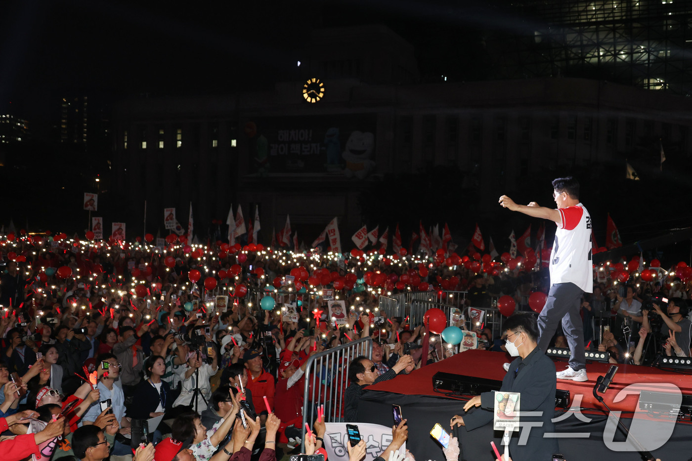 (서울=뉴스1) 이광호 기자 = 김문수 국민의힘 대통령 후보가 제21대 대통령 선거를 하루 앞둔 2일 오후 서울 중구 서울시청 앞 광장에서 열린 '울려라 함성, 들어라 승리의 메아 …