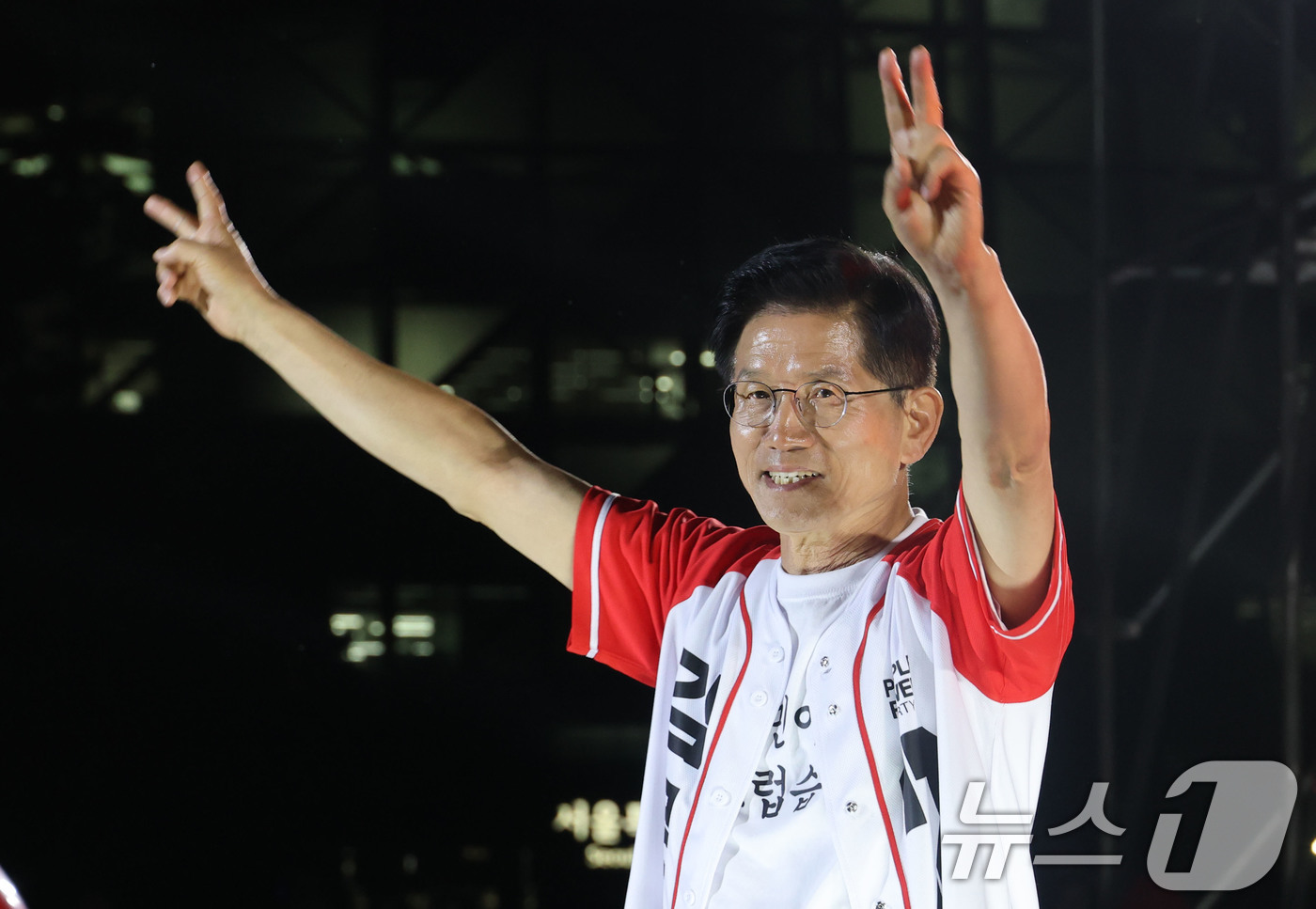 (서울=뉴스1) 이광호 기자 = 김문수 국민의힘 대통령 후보가 제21대 대통령 선거를 하루 앞둔 2일 오후 서울 중구 서울시청 앞 광장에서 열린 '울려라 함성, 들어라 승리의 메아 …