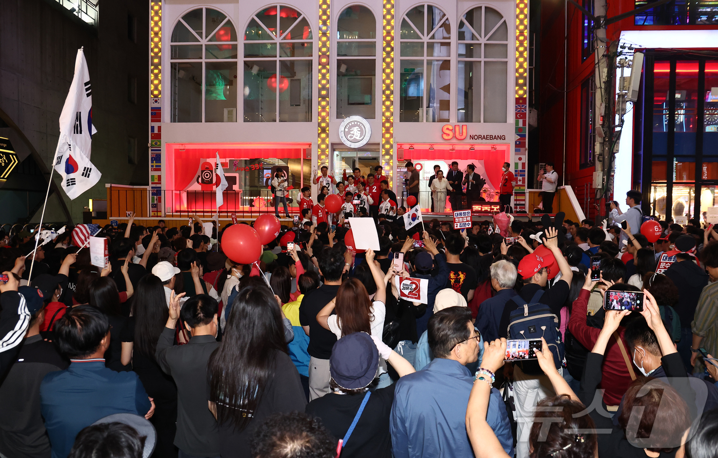 (서울=뉴스1) 김민지 기자 = 김문수 국민의힘 대통령 후보가 2일 서울 마포구 홍대걷고싶은거리에서 시민들을 만나고 있다. 2025.6.2/뉴스1