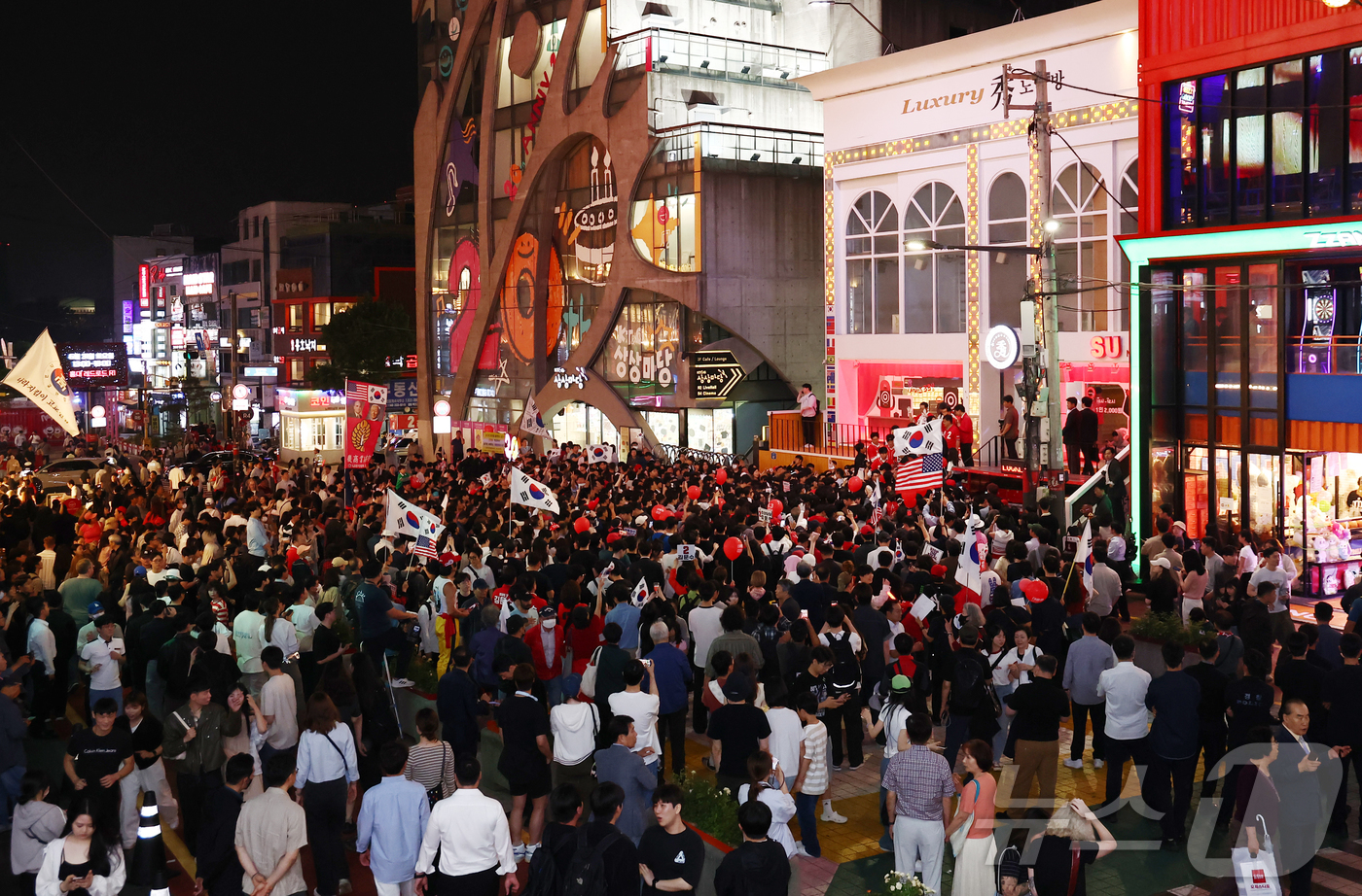 (서울=뉴스1) 김민지 기자 = 김문수 국민의힘 대통령 후보가 2일 서울 마포구 홍대걷고싶은거리에서 시민들을 만나고 있다. 2025.6.2/뉴스1