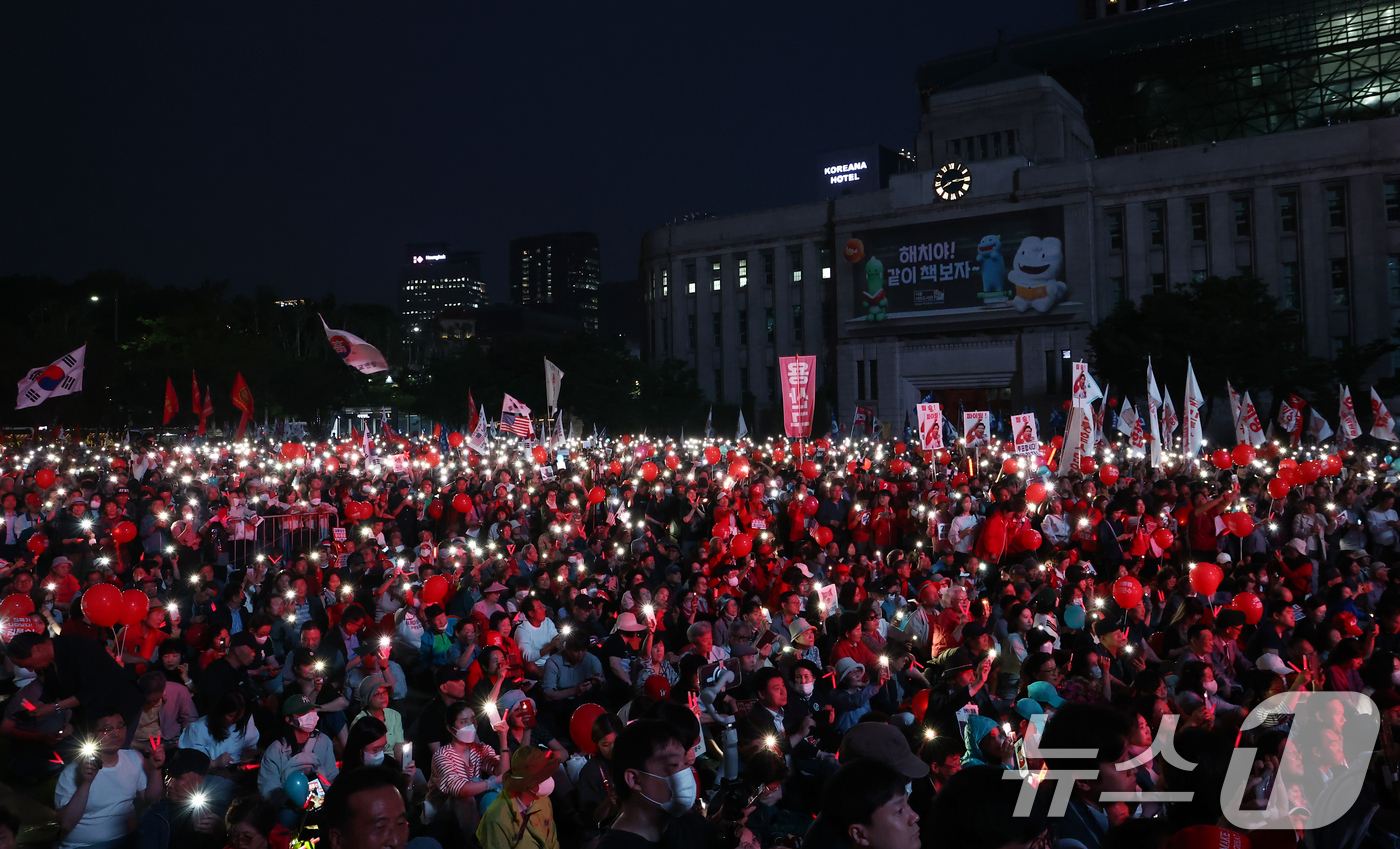 (서울=뉴스1) 김민지 기자 = 제21대 대통령 선거를 하루 앞둔 2일 오후 서울 중구 서울시청 앞 광장에서 열린 김문수 국민의힘 대통령 후보의 '울려라 함성, 들어라 승리의 메아 …