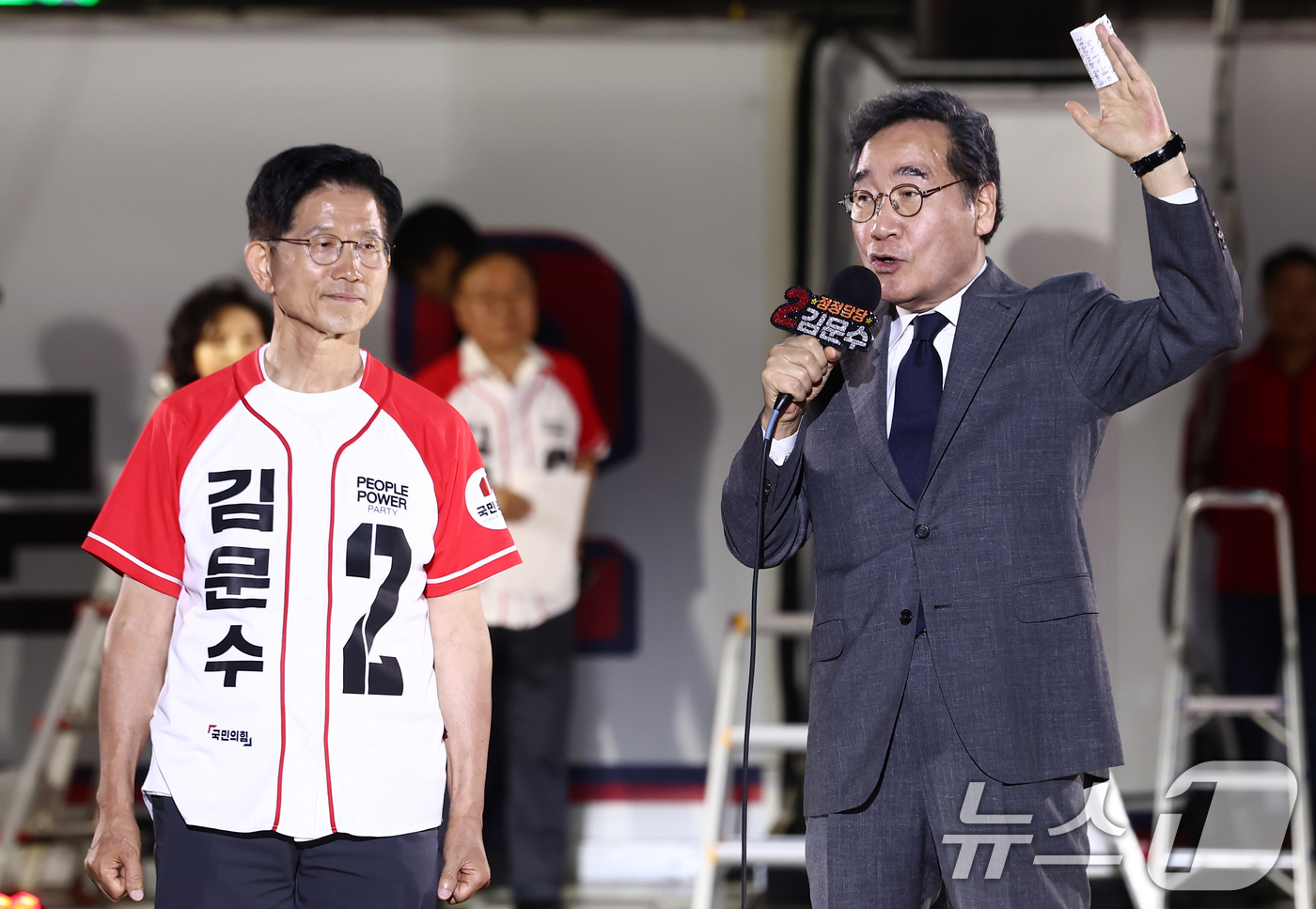 (서울=뉴스1) 김민지 기자 = 이낙연 전 국무총리가 제21대 대통령 선거를 하루 앞둔 2일 오후 서울 중구 서울시청 앞 광장에서 열린 김문수 국민의힘 대통령 후보의 '울려라 함성 …