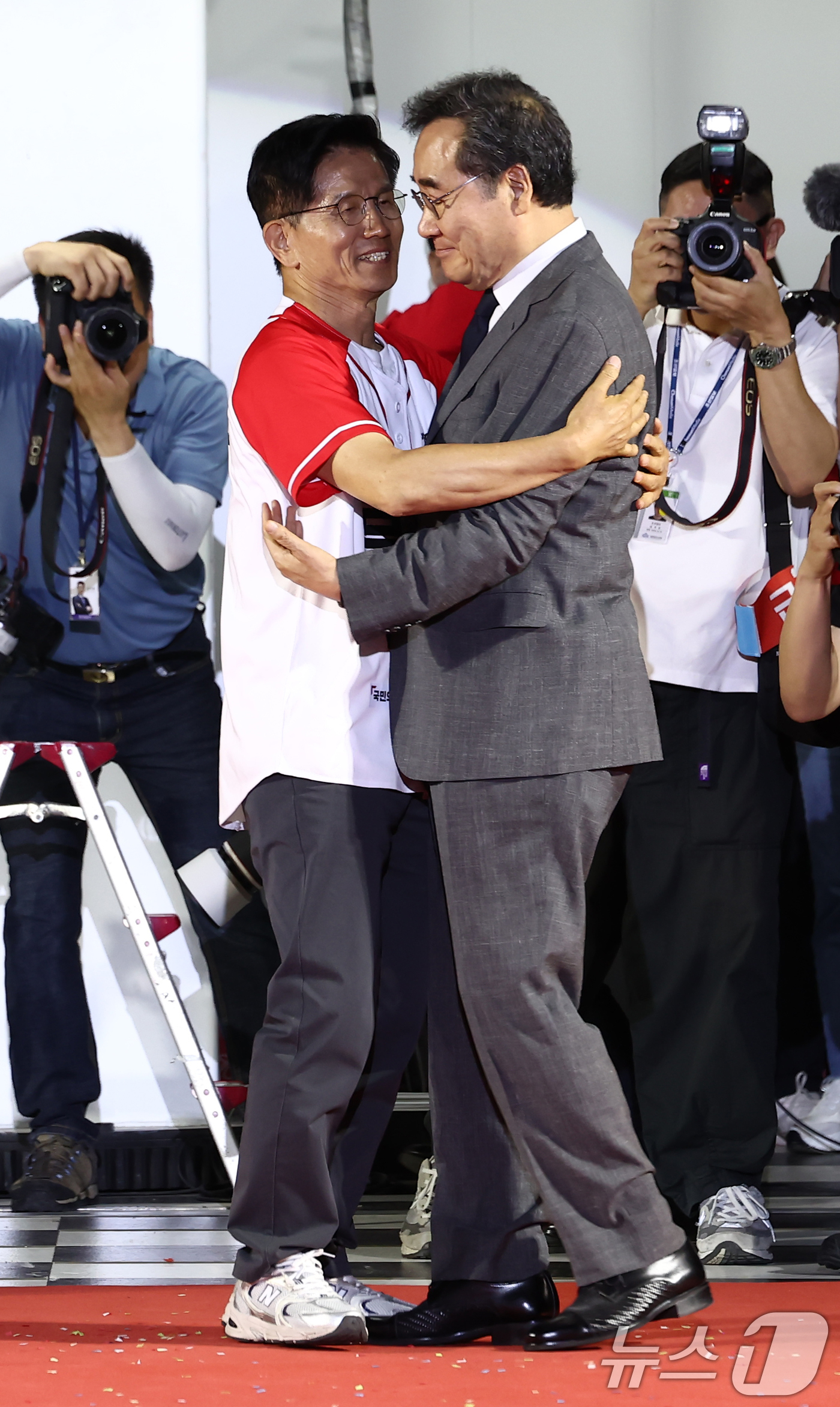 (서울=뉴스1) 김민지 기자 = 김문수 국민의힘 대통령 후보와 이낙연 전 국무총리가 제21대 대통령 선거를 하루 앞둔 2일 오후 서울 중구 서울시청 앞 광장에서 열린 '울려라 함성 …