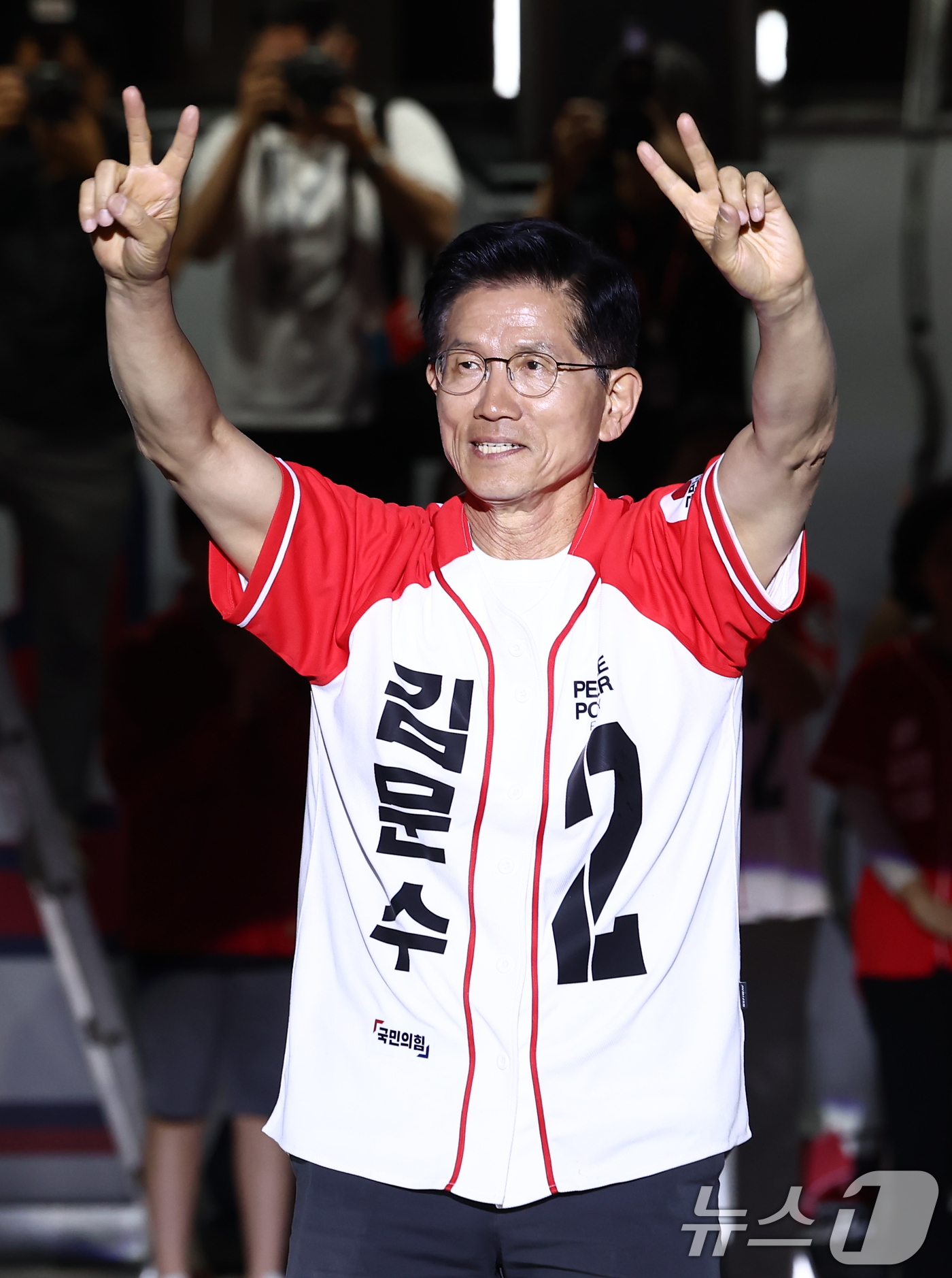 (서울=뉴스1) 김민지 기자 = 김문수 국민의힘 대통령 후보가 제21대 대통령 선거를 하루 앞둔 2일 오후 서울 중구 서울시청 앞 광장에서 열린 '울려라 함성, 들어라 승리의 메아 …