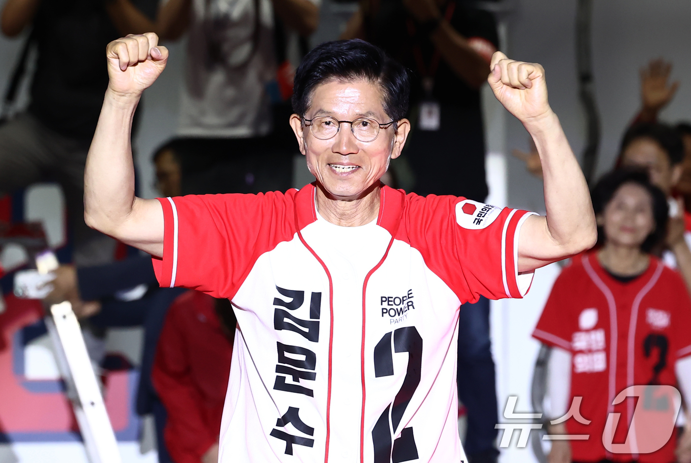 (서울=뉴스1) 김민지 기자 = 김문수 국민의힘 대통령 후보가 제21대 대통령 선거를 하루 앞둔 2일 오후 서울 중구 서울시청 앞 광장에서 열린 '울려라 함성, 들어라 승리의 메아 …