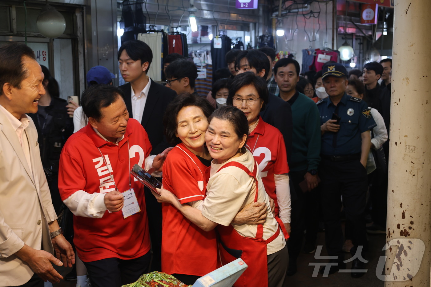 (서울=뉴스1) = 김문수 국민의힘 대통령 후보 부인 설난영 여사가 2일 서울 관악구 신원시장을 찾아 상인들과 인사를 나누고 있다. (국민의힘 제공. 재판매 및 DB금지) 2025 …