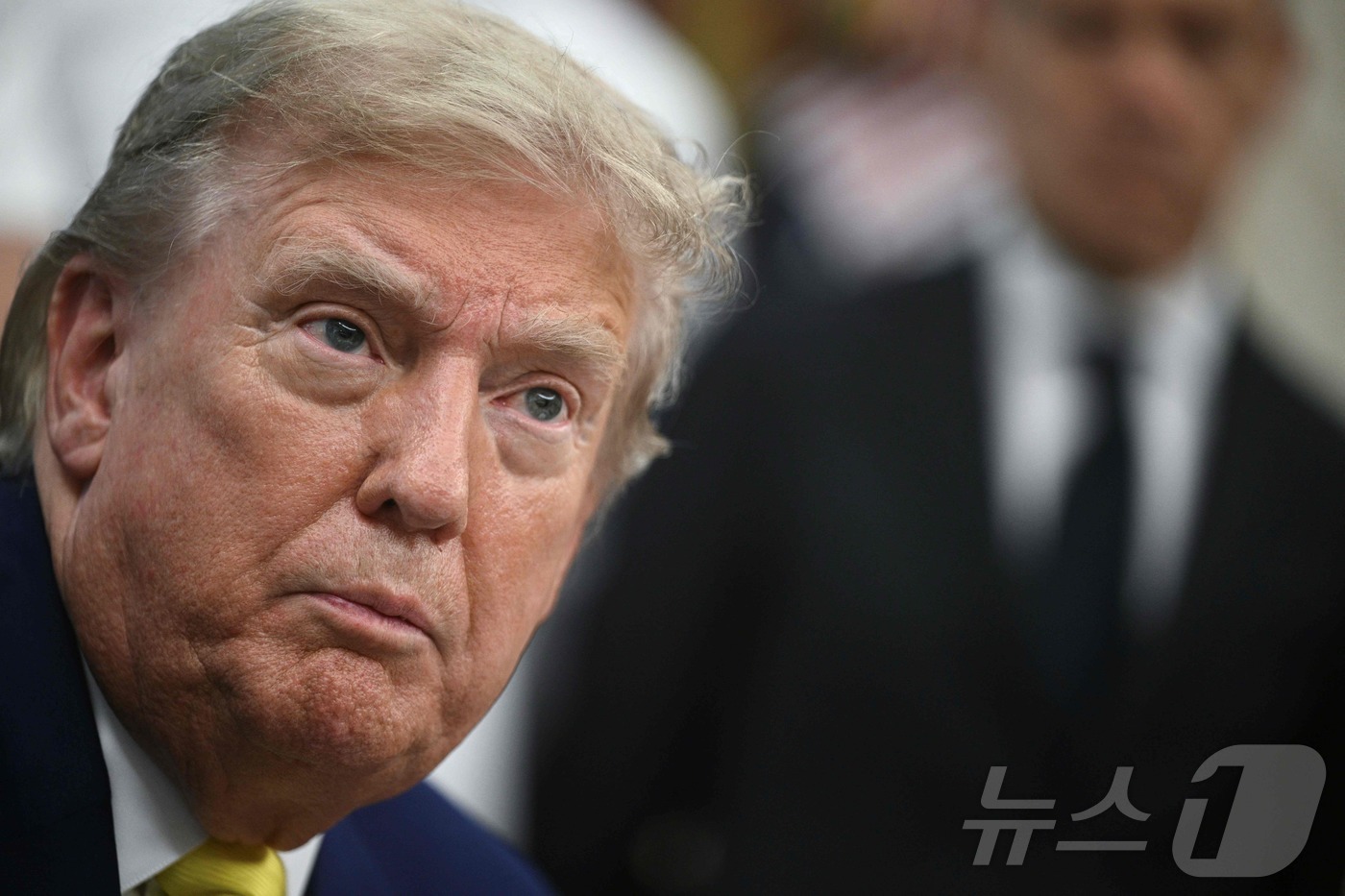 (워싱턴DC AFP=뉴스1) 류정민 특파원 = 도널드 트럼프 미국 대통령이 지난 18일(현지시간) 워싱턴DC 백악관 오벌 오피스에서 대(對)이란 공격 여부에 대해 언급하고 있다. …