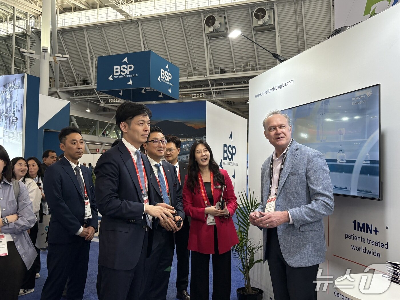 Shin Yoo Yeol, Head of Global Strategy at Lotte Biologics &#40;Vice President of Lotte Holdings&#41; and eldest son of Shin Dong Bin, Chairman of Lotte Group, is touring the Lotte Biologics exhibition booth.