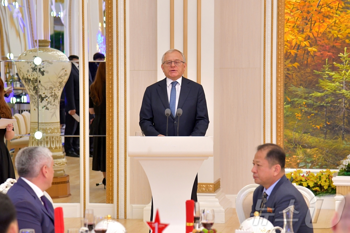 (평양 노동신문=뉴스1) = 북한 노동당 기관지 노동신문은 20일 전날 '포괄적인 전략적 동반자 관계에 관한 조약' 체결 1주년을 기념해 외무성과 주북 러시아대사관이 공동으로 연회 …