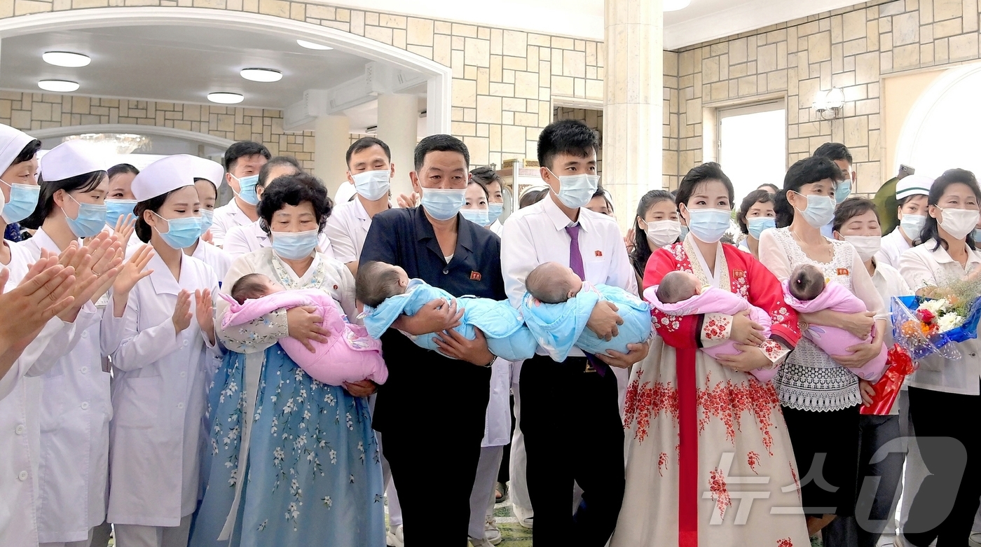 (평양 노동신문=뉴스1) = 북한 노동당 기관지 노동신문은 20일 "우리나라에서 처음으로 출생한 다섯 쌍둥이가 만사람의 축복을 받으며 지난 19일 평양산원을 나섰다"라고 말했다. …