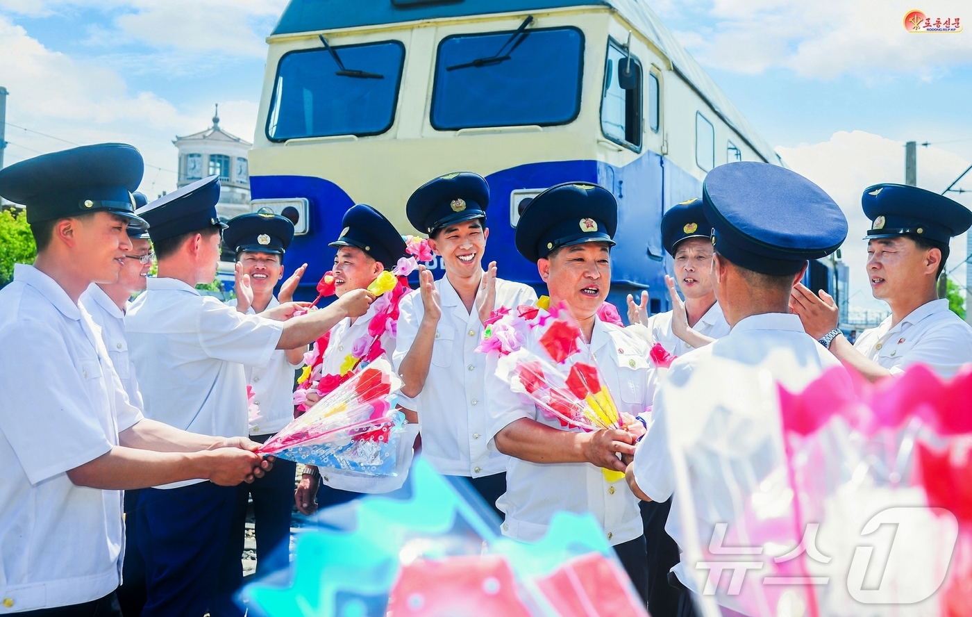 (평양 노동신문=뉴스1) = 북한 노동당 기관지 노동신문은 20일 평양기관차대 혁신자를 조명하면서 "일터의 즐거운 아침 풍경"이라고 선전했다. [국내에서만 사용가능. 재배포 금지. …