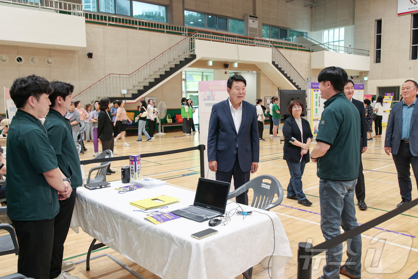 (당진=뉴스1) 이동원 기자 = 오성환 당진시장이 지난 19일 국민체육센터 다목적체육관에서 열린 ‘2025 당진시 여성 맞춤형 취업박람회’에 참석, 관계자들을 격려하고 있다. (당 …