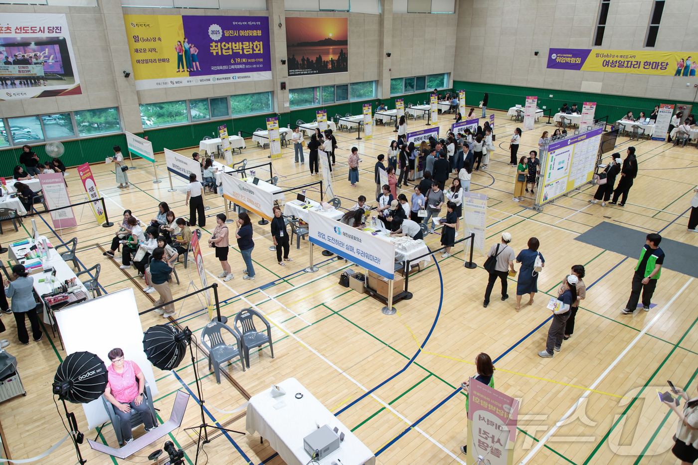 (당진=뉴스1) 이동원 기자 = 당진시(시장 오성환)는 지난 19일 국민체육센터 다목적체육관에서 ‘2025 당진시 여성 맞춤형 취업박람회’를 성황리에 개최했다.이번 박람회는 특히 …