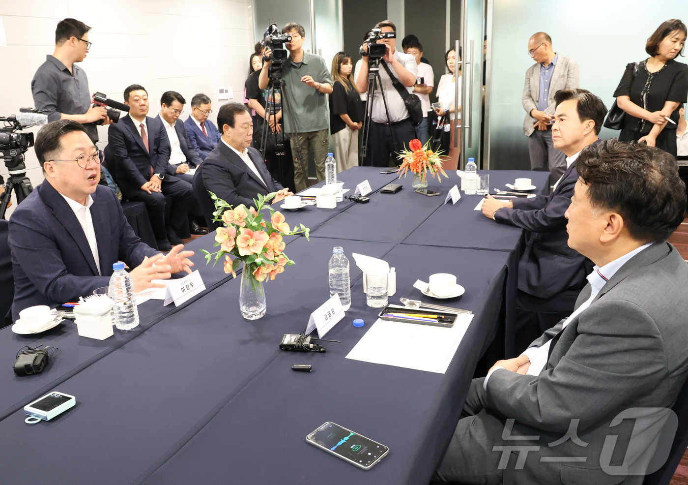 (대전=뉴스1) 김기태 기자 = 충청권 4개 시도 단체장들이 해양수산부 이전 등 현안을 논의하기 위해 19일 오전 세종시 베스트웨스턴플러스호텔세종에서 만나 현안을 논의하고 있다. …