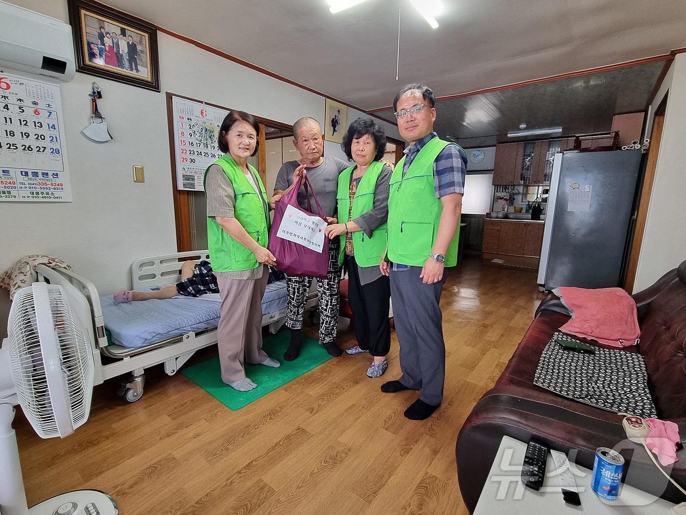 (예산=뉴스1) 이동원 기자 = 예산군 대흥면지역사회보장협의체(민간위원장 소문영)는 지난 19일 여름철 폭염에 취약한 저소득 독거노인과 장애인 가구 등 복지 사각지대 대상자의 건강 …