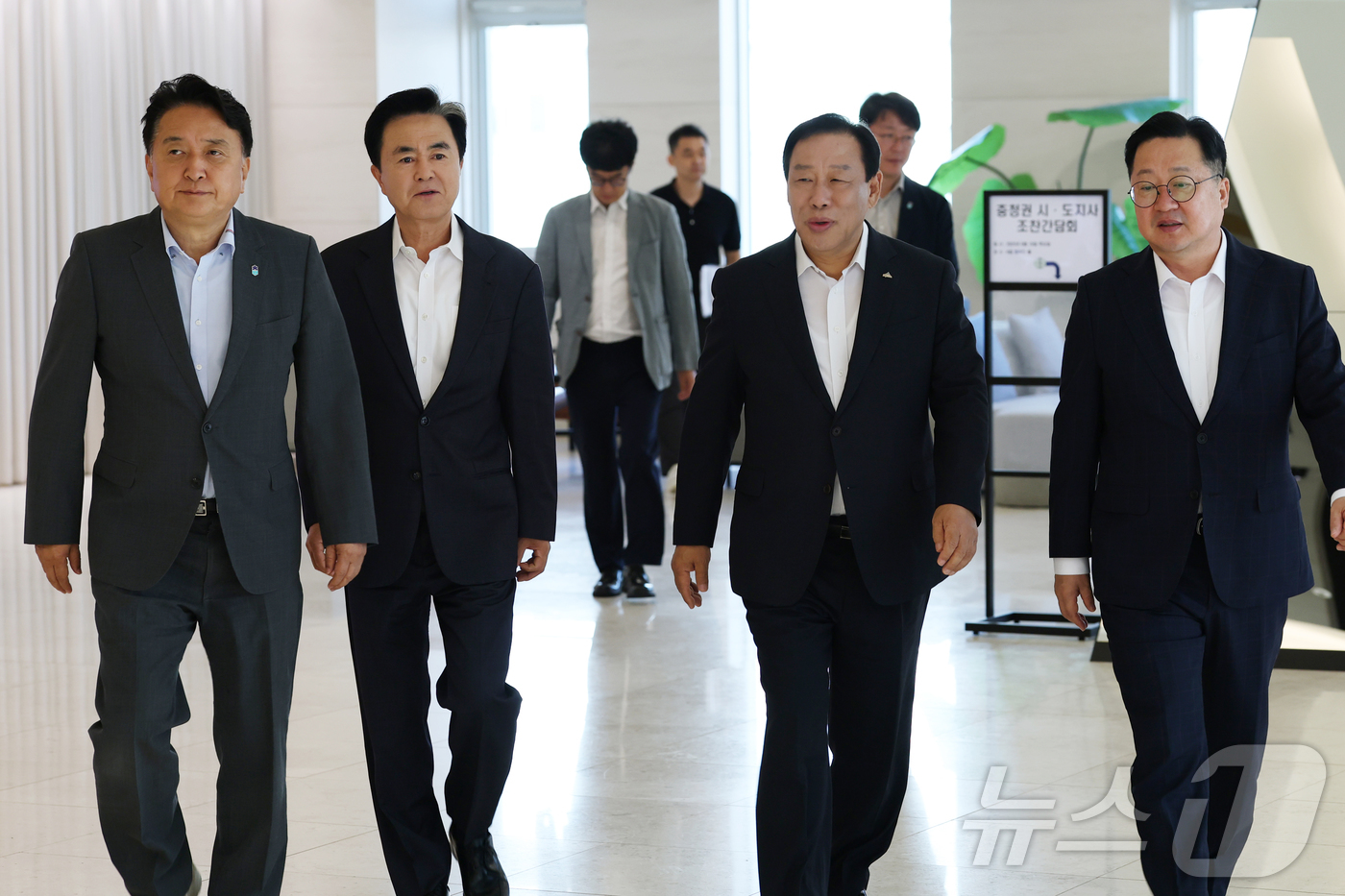 (대전=뉴스1) 김기태 기자 = 충청권 4개 시도 단체장들이 해양수산부 이전 등 현안을 논의하기 위해 19일 오전 세종시 베스트웨스턴플러스호텔세종에서 만나 이동하고 있다. 오른쪽부 …